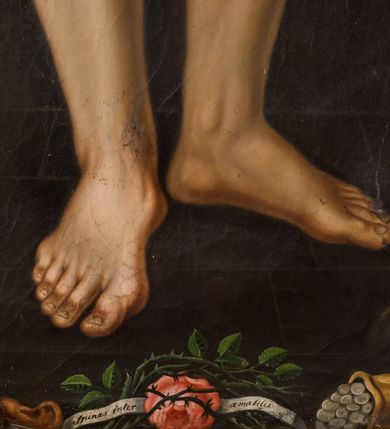 Zdjęcie nr 8: Ołtarz przyścienny, architektoniczny, jednoosiowy, jednokondygnacyjny ze zwieńczeniem. Ołtarz sarkofagowy z murowaną mensą i polichromowanym antepedium z motywem krzyża z koroną cierniową pośrodku. Część środkowa ujęta jest parą półkolumn osadzonych na postumentach  i przylegających do pary pilastrów. Ustawione lekko skośnie na zewnątrz podpory wspierają przerwane i wyłamujący się ponad nimi wysoki fryz oraz gzyms. Pole części środkowej i partii belkowania zajmuje płytka wnęka w kształcie stojącego prostokąta zamkniętego półkoliście. Zwieńczenie retabulum ujęte jest parą spływów oraz prostopadłościennych cokołów. Szczyt jest w formie trójkątnego przyczółka. Obraz w części środkowej ma kształt stojącego prostokąta zamkniętego półkoliście i przedstawia Męża Boleści wśród narzędzi męki Pańskiej. W zwieńczeniu jest obraz w kształcie stojącego prostokąta z wizerunkiem św. Stanisława Kostki. Pole przyczółka wypełnia polichromia przedstawiająca oko Opatrzności Bożej. Na ujmujących zwieńczenie cokołach znajduje się para figur siedzących aniołów w złoconych szatach. Kolorystyka struktury retabulum utrzymana jest w kolorze białym i jasnożółtym, detal architektoniczny jest złocony.         