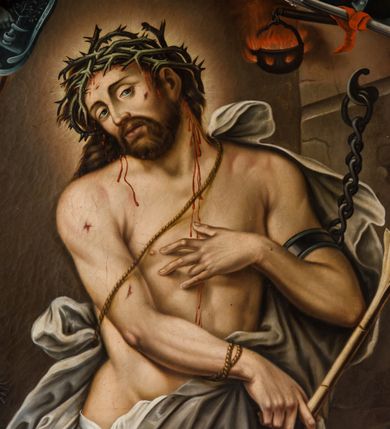 Zdjęcie nr 4: Ołtarz przyścienny, architektoniczny, jednoosiowy, jednokondygnacyjny ze zwieńczeniem. Ołtarz sarkofagowy z murowaną mensą i polichromowanym antepedium z motywem krzyża z koroną cierniową pośrodku. Część środkowa ujęta jest parą półkolumn osadzonych na postumentach  i przylegających do pary pilastrów. Ustawione lekko skośnie na zewnątrz podpory wspierają przerwane i wyłamujący się ponad nimi wysoki fryz oraz gzyms. Pole części środkowej i partii belkowania zajmuje płytka wnęka w kształcie stojącego prostokąta zamkniętego półkoliście. Zwieńczenie retabulum ujęte jest parą spływów oraz prostopadłościennych cokołów. Szczyt jest w formie trójkątnego przyczółka. Obraz w części środkowej ma kształt stojącego prostokąta zamkniętego półkoliście i przedstawia Męża Boleści wśród narzędzi męki Pańskiej. W zwieńczeniu jest obraz w kształcie stojącego prostokąta z wizerunkiem św. Stanisława Kostki. Pole przyczółka wypełnia polichromia przedstawiająca oko Opatrzności Bożej. Na ujmujących zwieńczenie cokołach znajduje się para figur siedzących aniołów w złoconych szatach. Kolorystyka struktury retabulum utrzymana jest w kolorze białym i jasnożółtym, detal architektoniczny jest złocony.         