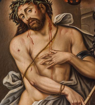 Zdjęcie nr 5: Ołtarz przyścienny, architektoniczny, jednoosiowy, jednokondygnacyjny ze zwieńczeniem. Ołtarz sarkofagowy z murowaną mensą i polichromowanym antepedium z motywem krzyża z koroną cierniową pośrodku. Część środkowa ujęta jest parą półkolumn osadzonych na postumentach  i przylegających do pary pilastrów. Ustawione lekko skośnie na zewnątrz podpory wspierają przerwane i wyłamujący się ponad nimi wysoki fryz oraz gzyms. Pole części środkowej i partii belkowania zajmuje płytka wnęka w kształcie stojącego prostokąta zamkniętego półkoliście. Zwieńczenie retabulum ujęte jest parą spływów oraz prostopadłościennych cokołów. Szczyt jest w formie trójkątnego przyczółka. Obraz w części środkowej ma kształt stojącego prostokąta zamkniętego półkoliście i przedstawia Męża Boleści wśród narzędzi męki Pańskiej. W zwieńczeniu jest obraz w kształcie stojącego prostokąta z wizerunkiem św. Stanisława Kostki. Pole przyczółka wypełnia polichromia przedstawiająca oko Opatrzności Bożej. Na ujmujących zwieńczenie cokołach znajduje się para figur siedzących aniołów w złoconych szatach. Kolorystyka struktury retabulum utrzymana jest w kolorze białym i jasnożółtym, detal architektoniczny jest złocony.         