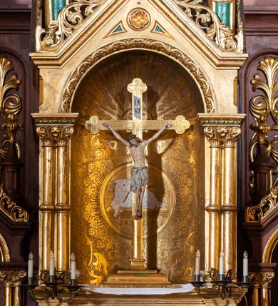 Zdjęcie nr 11: Ołtarz architektoniczny, jednokondygnacyjny, trójosiowy, ze zwieńczeniem. Ołtarz w formie prostopadłościanu z drewnianą mensą i antepedium artykułowanym półkolumienkami, pomiędzy którymi są płytkie wnęki zamknięte półkoliście z płaskorzeźbionymi wizerunkami 4 ewangelistów. Na mensie tabernakulum w formie prostopadłościennej szafki zwieńczone jest tronem wystawienia w kształcie baldachimu wspartego na podwójnych parach kolumienek, zwieńczonego po środku ażurową latarnią z kopułą oraz pinaklami na narożach. Po bokach tabernakulum ujmuje rząd trzech, osadzonych na wysokim cokole niszy z figurami aniołów.  
Retabulum osadzone jest na zdwojonym cokole. Predella artykułowana jest płaskorzeźbionymi płycinami w kształcie zbliżonym do kwadratu, wydzielonymi smukłymi cokołami, na których osadzone są kolumienki ujmujące osie części środkowej retabulum. Każda z osi ma formę prostokątnej niszy zamkniętej łukiem półkolistym. Niszę środkową ujmuje para kolumienek wspierających przerwane w partii architrawu i fryzu belkowanie oraz gzyms wieńczący, przybierający kształt trójkątnego przyczółka, wspierany dodatkowo parą kolumienek w partii fryzu. Nisze boczne ujmują pojedyncze pary kolumienek wspierających przerwany architraw i fryz oraz trójkątny przyczółek. Dodatkowo boki części środkowej retabulum ujmuje para niewielkich, ażurowych uszaków w formie przypór.  Zwieńczenie części środkowej tworzy struktura trójprzelotowego łuku triumfalnego zamkniętego po środku gzymsem w kształcie trójkątnego przyczółka. Zwieńczenia osi bocznych są w formie latarni zamkniętych kopułami. W osi środkowej znajduje się figura św. Michała Archanioła, po lewej św. Wojciecha, po prawej św. Stanisława. W zwieńczeniu, po środku jest rzeźba Matki Boskiej Niepokalanie Poczętej, po lewej św. Floriana, po prawej św. Kazimierza Jagiellończyka. Strukturę retabulum zdobi stylizowana, płaskorzeźbiona i malowana ornamentyka roślinna. Kolorystyka ołtarza utrzymana jest w odcieniach brązów, ornamentyka jest złocona. 

