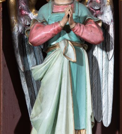 Zdjęcie nr 21: Ołtarz architektoniczny, jednokondygnacyjny, trójosiowy, ze zwieńczeniem. Ołtarz w formie prostopadłościanu z drewnianą mensą i antepedium artykułowanym półkolumienkami, pomiędzy którymi są płytkie wnęki zamknięte półkoliście z płaskorzeźbionymi wizerunkami 4 ewangelistów. Na mensie tabernakulum w formie prostopadłościennej szafki zwieńczone jest tronem wystawienia w kształcie baldachimu wspartego na podwójnych parach kolumienek, zwieńczonego po środku ażurową latarnią z kopułą oraz pinaklami na narożach. Po bokach tabernakulum ujmuje rząd trzech, osadzonych na wysokim cokole niszy z figurami aniołów.  
Retabulum osadzone jest na zdwojonym cokole. Predella artykułowana jest płaskorzeźbionymi płycinami w kształcie zbliżonym do kwadratu, wydzielonymi smukłymi cokołami, na których osadzone są kolumienki ujmujące osie części środkowej retabulum. Każda z osi ma formę prostokątnej niszy zamkniętej łukiem półkolistym. Niszę środkową ujmuje para kolumienek wspierających przerwane w partii architrawu i fryzu belkowanie oraz gzyms wieńczący, przybierający kształt trójkątnego przyczółka, wspierany dodatkowo parą kolumienek w partii fryzu. Nisze boczne ujmują pojedyncze pary kolumienek wspierających przerwany architraw i fryz oraz trójkątny przyczółek. Dodatkowo boki części środkowej retabulum ujmuje para niewielkich, ażurowych uszaków w formie przypór.  Zwieńczenie części środkowej tworzy struktura trójprzelotowego łuku triumfalnego zamkniętego po środku gzymsem w kształcie trójkątnego przyczółka. Zwieńczenia osi bocznych są w formie latarni zamkniętych kopułami. W osi środkowej znajduje się figura św. Michała Archanioła, po lewej św. Wojciecha, po prawej św. Stanisława. W zwieńczeniu, po środku jest rzeźba Matki Boskiej Niepokalanie Poczętej, po lewej św. Floriana, po prawej św. Kazimierza Jagiellończyka. Strukturę retabulum zdobi stylizowana, płaskorzeźbiona i malowana ornamentyka roślinna. Kolorystyka ołtarza utrzymana jest w odcieniach brązów, ornamentyka jest złocona. 

