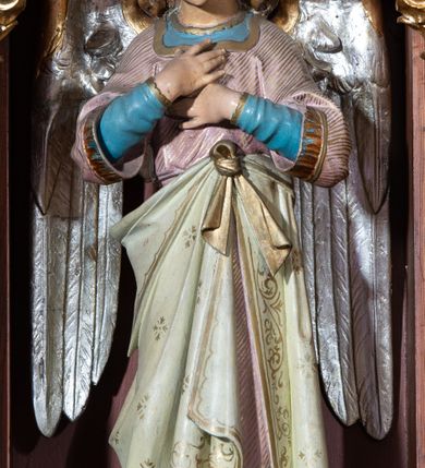 Zdjęcie nr 23: Ołtarz architektoniczny, jednokondygnacyjny, trójosiowy, ze zwieńczeniem. Ołtarz w formie prostopadłościanu z drewnianą mensą i antepedium artykułowanym półkolumienkami, pomiędzy którymi są płytkie wnęki zamknięte półkoliście z płaskorzeźbionymi wizerunkami 4 ewangelistów. Na mensie tabernakulum w formie prostopadłościennej szafki zwieńczone jest tronem wystawienia w kształcie baldachimu wspartego na podwójnych parach kolumienek, zwieńczonego po środku ażurową latarnią z kopułą oraz pinaklami na narożach. Po bokach tabernakulum ujmuje rząd trzech, osadzonych na wysokim cokole niszy z figurami aniołów.  
Retabulum osadzone jest na zdwojonym cokole. Predella artykułowana jest płaskorzeźbionymi płycinami w kształcie zbliżonym do kwadratu, wydzielonymi smukłymi cokołami, na których osadzone są kolumienki ujmujące osie części środkowej retabulum. Każda z osi ma formę prostokątnej niszy zamkniętej łukiem półkolistym. Niszę środkową ujmuje para kolumienek wspierających przerwane w partii architrawu i fryzu belkowanie oraz gzyms wieńczący, przybierający kształt trójkątnego przyczółka, wspierany dodatkowo parą kolumienek w partii fryzu. Nisze boczne ujmują pojedyncze pary kolumienek wspierających przerwany architraw i fryz oraz trójkątny przyczółek. Dodatkowo boki części środkowej retabulum ujmuje para niewielkich, ażurowych uszaków w formie przypór.  Zwieńczenie części środkowej tworzy struktura trójprzelotowego łuku triumfalnego zamkniętego po środku gzymsem w kształcie trójkątnego przyczółka. Zwieńczenia osi bocznych są w formie latarni zamkniętych kopułami. W osi środkowej znajduje się figura św. Michała Archanioła, po lewej św. Wojciecha, po prawej św. Stanisława. W zwieńczeniu, po środku jest rzeźba Matki Boskiej Niepokalanie Poczętej, po lewej św. Floriana, po prawej św. Kazimierza Jagiellończyka. Strukturę retabulum zdobi stylizowana, płaskorzeźbiona i malowana ornamentyka roślinna. Kolorystyka ołtarza utrzymana jest w odcieniach brązów, ornamentyka jest złocona. 

