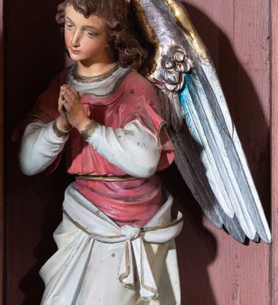 Zdjęcie nr 25: Ołtarz architektoniczny, jednokondygnacyjny, trójosiowy, ze zwieńczeniem. Ołtarz w formie prostopadłościanu z drewnianą mensą i antepedium artykułowanym półkolumienkami, pomiędzy którymi są płytkie wnęki zamknięte półkoliście z płaskorzeźbionymi wizerunkami 4 ewangelistów. Na mensie tabernakulum w formie prostopadłościennej szafki zwieńczone jest tronem wystawienia w kształcie baldachimu wspartego na podwójnych parach kolumienek, zwieńczonego po środku ażurową latarnią z kopułą oraz pinaklami na narożach. Po bokach tabernakulum ujmuje rząd trzech, osadzonych na wysokim cokole niszy z figurami aniołów.  
Retabulum osadzone jest na zdwojonym cokole. Predella artykułowana jest płaskorzeźbionymi płycinami w kształcie zbliżonym do kwadratu, wydzielonymi smukłymi cokołami, na których osadzone są kolumienki ujmujące osie części środkowej retabulum. Każda z osi ma formę prostokątnej niszy zamkniętej łukiem półkolistym. Niszę środkową ujmuje para kolumienek wspierających przerwane w partii architrawu i fryzu belkowanie oraz gzyms wieńczący, przybierający kształt trójkątnego przyczółka, wspierany dodatkowo parą kolumienek w partii fryzu. Nisze boczne ujmują pojedyncze pary kolumienek wspierających przerwany architraw i fryz oraz trójkątny przyczółek. Dodatkowo boki części środkowej retabulum ujmuje para niewielkich, ażurowych uszaków w formie przypór.  Zwieńczenie części środkowej tworzy struktura trójprzelotowego łuku triumfalnego zamkniętego po środku gzymsem w kształcie trójkątnego przyczółka. Zwieńczenia osi bocznych są w formie latarni zamkniętych kopułami. W osi środkowej znajduje się figura św. Michała Archanioła, po lewej św. Wojciecha, po prawej św. Stanisława. W zwieńczeniu, po środku jest rzeźba Matki Boskiej Niepokalanie Poczętej, po lewej św. Floriana, po prawej św. Kazimierza Jagiellończyka. Strukturę retabulum zdobi stylizowana, płaskorzeźbiona i malowana ornamentyka roślinna. Kolorystyka ołtarza utrzymana jest w odcieniach brązów, ornamentyka jest złocona. 

