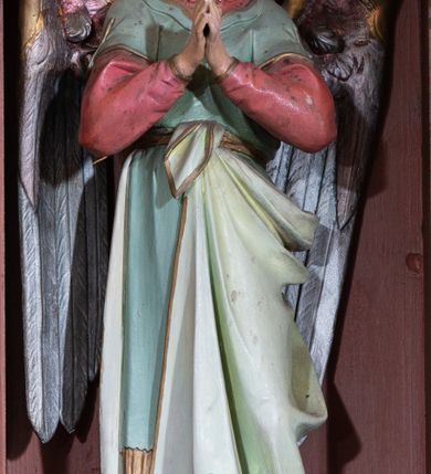 Zdjęcie nr 22: Ołtarz architektoniczny, jednokondygnacyjny, trójosiowy, ze zwieńczeniem. Ołtarz w formie prostopadłościanu z drewnianą mensą i antepedium artykułowanym półkolumienkami, pomiędzy którymi są płytkie wnęki zamknięte półkoliście z płaskorzeźbionymi wizerunkami 4 ewangelistów. Na mensie tabernakulum w formie prostopadłościennej szafki zwieńczone jest tronem wystawienia w kształcie baldachimu wspartego na podwójnych parach kolumienek, zwieńczonego po środku ażurową latarnią z kopułą oraz pinaklami na narożach. Po bokach tabernakulum ujmuje rząd trzech, osadzonych na wysokim cokole niszy z figurami aniołów.  
Retabulum osadzone jest na zdwojonym cokole. Predella artykułowana jest płaskorzeźbionymi płycinami w kształcie zbliżonym do kwadratu, wydzielonymi smukłymi cokołami, na których osadzone są kolumienki ujmujące osie części środkowej retabulum. Każda z osi ma formę prostokątnej niszy zamkniętej łukiem półkolistym. Niszę środkową ujmuje para kolumienek wspierających przerwane w partii architrawu i fryzu belkowanie oraz gzyms wieńczący, przybierający kształt trójkątnego przyczółka, wspierany dodatkowo parą kolumienek w partii fryzu. Nisze boczne ujmują pojedyncze pary kolumienek wspierających przerwany architraw i fryz oraz trójkątny przyczółek. Dodatkowo boki części środkowej retabulum ujmuje para niewielkich, ażurowych uszaków w formie przypór.  Zwieńczenie części środkowej tworzy struktura trójprzelotowego łuku triumfalnego zamkniętego po środku gzymsem w kształcie trójkątnego przyczółka. Zwieńczenia osi bocznych są w formie latarni zamkniętych kopułami. W osi środkowej znajduje się figura św. Michała Archanioła, po lewej św. Wojciecha, po prawej św. Stanisława. W zwieńczeniu, po środku jest rzeźba Matki Boskiej Niepokalanie Poczętej, po lewej św. Floriana, po prawej św. Kazimierza Jagiellończyka. Strukturę retabulum zdobi stylizowana, płaskorzeźbiona i malowana ornamentyka roślinna. Kolorystyka ołtarza utrzymana jest w odcieniach brązów, ornamentyka jest złocona. 

