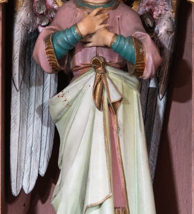 Zdjęcie nr 24: Ołtarz architektoniczny, jednokondygnacyjny, trójosiowy, ze zwieńczeniem. Ołtarz w formie prostopadłościanu z drewnianą mensą i antepedium artykułowanym półkolumienkami, pomiędzy którymi są płytkie wnęki zamknięte półkoliście z płaskorzeźbionymi wizerunkami 4 ewangelistów. Na mensie tabernakulum w formie prostopadłościennej szafki zwieńczone jest tronem wystawienia w kształcie baldachimu wspartego na podwójnych parach kolumienek, zwieńczonego po środku ażurową latarnią z kopułą oraz pinaklami na narożach. Po bokach tabernakulum ujmuje rząd trzech, osadzonych na wysokim cokole niszy z figurami aniołów.  
Retabulum osadzone jest na zdwojonym cokole. Predella artykułowana jest płaskorzeźbionymi płycinami w kształcie zbliżonym do kwadratu, wydzielonymi smukłymi cokołami, na których osadzone są kolumienki ujmujące osie części środkowej retabulum. Każda z osi ma formę prostokątnej niszy zamkniętej łukiem półkolistym. Niszę środkową ujmuje para kolumienek wspierających przerwane w partii architrawu i fryzu belkowanie oraz gzyms wieńczący, przybierający kształt trójkątnego przyczółka, wspierany dodatkowo parą kolumienek w partii fryzu. Nisze boczne ujmują pojedyncze pary kolumienek wspierających przerwany architraw i fryz oraz trójkątny przyczółek. Dodatkowo boki części środkowej retabulum ujmuje para niewielkich, ażurowych uszaków w formie przypór.  Zwieńczenie części środkowej tworzy struktura trójprzelotowego łuku triumfalnego zamkniętego po środku gzymsem w kształcie trójkątnego przyczółka. Zwieńczenia osi bocznych są w formie latarni zamkniętych kopułami. W osi środkowej znajduje się figura św. Michała Archanioła, po lewej św. Wojciecha, po prawej św. Stanisława. W zwieńczeniu, po środku jest rzeźba Matki Boskiej Niepokalanie Poczętej, po lewej św. Floriana, po prawej św. Kazimierza Jagiellończyka. Strukturę retabulum zdobi stylizowana, płaskorzeźbiona i malowana ornamentyka roślinna. Kolorystyka ołtarza utrzymana jest w odcieniach brązów, ornamentyka jest złocona. 

