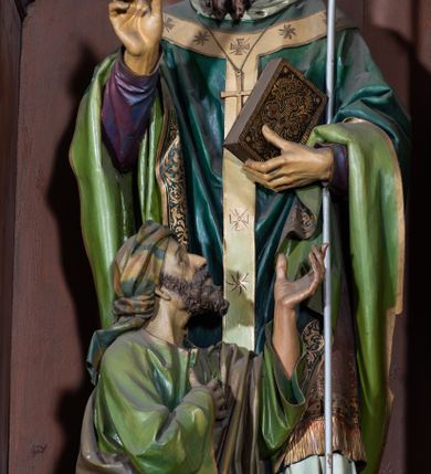 Zdjęcie nr 15: Ołtarz architektoniczny, jednokondygnacyjny, trójosiowy, ze zwieńczeniem. Ołtarz w formie prostopadłościanu z drewnianą mensą i antepedium artykułowanym półkolumienkami, pomiędzy którymi są płytkie wnęki zamknięte półkoliście z płaskorzeźbionymi wizerunkami 4 ewangelistów. Na mensie tabernakulum w formie prostopadłościennej szafki zwieńczone jest tronem wystawienia w kształcie baldachimu wspartego na podwójnych parach kolumienek, zwieńczonego po środku ażurową latarnią z kopułą oraz pinaklami na narożach. Po bokach tabernakulum ujmuje rząd trzech, osadzonych na wysokim cokole niszy z figurami aniołów.  
Retabulum osadzone jest na zdwojonym cokole. Predella artykułowana jest płaskorzeźbionymi płycinami w kształcie zbliżonym do kwadratu, wydzielonymi smukłymi cokołami, na których osadzone są kolumienki ujmujące osie części środkowej retabulum. Każda z osi ma formę prostokątnej niszy zamkniętej łukiem półkolistym. Niszę środkową ujmuje para kolumienek wspierających przerwane w partii architrawu i fryzu belkowanie oraz gzyms wieńczący, przybierający kształt trójkątnego przyczółka, wspierany dodatkowo parą kolumienek w partii fryzu. Nisze boczne ujmują pojedyncze pary kolumienek wspierających przerwany architraw i fryz oraz trójkątny przyczółek. Dodatkowo boki części środkowej retabulum ujmuje para niewielkich, ażurowych uszaków w formie przypór.  Zwieńczenie części środkowej tworzy struktura trójprzelotowego łuku triumfalnego zamkniętego po środku gzymsem w kształcie trójkątnego przyczółka. Zwieńczenia osi bocznych są w formie latarni zamkniętych kopułami. W osi środkowej znajduje się figura św. Michała Archanioła, po lewej św. Wojciecha, po prawej św. Stanisława. W zwieńczeniu, po środku jest rzeźba Matki Boskiej Niepokalanie Poczętej, po lewej św. Floriana, po prawej św. Kazimierza Jagiellończyka. Strukturę retabulum zdobi stylizowana, płaskorzeźbiona i malowana ornamentyka roślinna. Kolorystyka ołtarza utrzymana jest w odcieniach brązów, ornamentyka jest złocona. 

