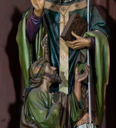 Zdjęcie nr 13: Ołtarz architektoniczny, jednokondygnacyjny, trójosiowy, ze zwieńczeniem. Ołtarz w formie prostopadłościanu z drewnianą mensą i antepedium artykułowanym półkolumienkami, pomiędzy którymi są płytkie wnęki zamknięte półkoliście z płaskorzeźbionymi wizerunkami 4 ewangelistów. Na mensie tabernakulum w formie prostopadłościennej szafki zwieńczone jest tronem wystawienia w kształcie baldachimu wspartego na podwójnych parach kolumienek, zwieńczonego po środku ażurową latarnią z kopułą oraz pinaklami na narożach. Po bokach tabernakulum ujmuje rząd trzech, osadzonych na wysokim cokole niszy z figurami aniołów.  
Retabulum osadzone jest na zdwojonym cokole. Predella artykułowana jest płaskorzeźbionymi płycinami w kształcie zbliżonym do kwadratu, wydzielonymi smukłymi cokołami, na których osadzone są kolumienki ujmujące osie części środkowej retabulum. Każda z osi ma formę prostokątnej niszy zamkniętej łukiem półkolistym. Niszę środkową ujmuje para kolumienek wspierających przerwane w partii architrawu i fryzu belkowanie oraz gzyms wieńczący, przybierający kształt trójkątnego przyczółka, wspierany dodatkowo parą kolumienek w partii fryzu. Nisze boczne ujmują pojedyncze pary kolumienek wspierających przerwany architraw i fryz oraz trójkątny przyczółek. Dodatkowo boki części środkowej retabulum ujmuje para niewielkich, ażurowych uszaków w formie przypór.  Zwieńczenie części środkowej tworzy struktura trójprzelotowego łuku triumfalnego zamkniętego po środku gzymsem w kształcie trójkątnego przyczółka. Zwieńczenia osi bocznych są w formie latarni zamkniętych kopułami. W osi środkowej znajduje się figura św. Michała Archanioła, po lewej św. Wojciecha, po prawej św. Stanisława. W zwieńczeniu, po środku jest rzeźba Matki Boskiej Niepokalanie Poczętej, po lewej św. Floriana, po prawej św. Kazimierza Jagiellończyka. Strukturę retabulum zdobi stylizowana, płaskorzeźbiona i malowana ornamentyka roślinna. Kolorystyka ołtarza utrzymana jest w odcieniach brązów, ornamentyka jest złocona. 

