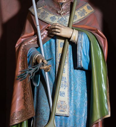 Zdjęcie nr 17: Ołtarz architektoniczny, jednokondygnacyjny, trójosiowy, ze zwieńczeniem. Ołtarz w formie prostopadłościanu z drewnianą mensą i antepedium artykułowanym półkolumienkami, pomiędzy którymi są płytkie wnęki zamknięte półkoliście z płaskorzeźbionymi wizerunkami 4 ewangelistów. Na mensie tabernakulum w formie prostopadłościennej szafki zwieńczone jest tronem wystawienia w kształcie baldachimu wspartego na podwójnych parach kolumienek, zwieńczonego po środku ażurową latarnią z kopułą oraz pinaklami na narożach. Po bokach tabernakulum ujmuje rząd trzech, osadzonych na wysokim cokole niszy z figurami aniołów.  
Retabulum osadzone jest na zdwojonym cokole. Predella artykułowana jest płaskorzeźbionymi płycinami w kształcie zbliżonym do kwadratu, wydzielonymi smukłymi cokołami, na których osadzone są kolumienki ujmujące osie części środkowej retabulum. Każda z osi ma formę prostokątnej niszy zamkniętej łukiem półkolistym. Niszę środkową ujmuje para kolumienek wspierających przerwane w partii architrawu i fryzu belkowanie oraz gzyms wieńczący, przybierający kształt trójkątnego przyczółka, wspierany dodatkowo parą kolumienek w partii fryzu. Nisze boczne ujmują pojedyncze pary kolumienek wspierających przerwany architraw i fryz oraz trójkątny przyczółek. Dodatkowo boki części środkowej retabulum ujmuje para niewielkich, ażurowych uszaków w formie przypór.  Zwieńczenie części środkowej tworzy struktura trójprzelotowego łuku triumfalnego zamkniętego po środku gzymsem w kształcie trójkątnego przyczółka. Zwieńczenia osi bocznych są w formie latarni zamkniętych kopułami. W osi środkowej znajduje się figura św. Michała Archanioła, po lewej św. Wojciecha, po prawej św. Stanisława. W zwieńczeniu, po środku jest rzeźba Matki Boskiej Niepokalanie Poczętej, po lewej św. Floriana, po prawej św. Kazimierza Jagiellończyka. Strukturę retabulum zdobi stylizowana, płaskorzeźbiona i malowana ornamentyka roślinna. Kolorystyka ołtarza utrzymana jest w odcieniach brązów, ornamentyka jest złocona. 

