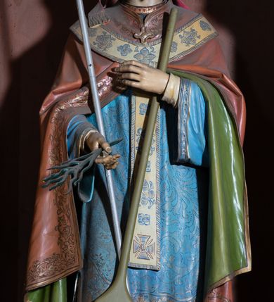 Zdjęcie nr 18: Ołtarz architektoniczny, jednokondygnacyjny, trójosiowy, ze zwieńczeniem. Ołtarz w formie prostopadłościanu z drewnianą mensą i antepedium artykułowanym półkolumienkami, pomiędzy którymi są płytkie wnęki zamknięte półkoliście z płaskorzeźbionymi wizerunkami 4 ewangelistów. Na mensie tabernakulum w formie prostopadłościennej szafki zwieńczone jest tronem wystawienia w kształcie baldachimu wspartego na podwójnych parach kolumienek, zwieńczonego po środku ażurową latarnią z kopułą oraz pinaklami na narożach. Po bokach tabernakulum ujmuje rząd trzech, osadzonych na wysokim cokole niszy z figurami aniołów.  
Retabulum osadzone jest na zdwojonym cokole. Predella artykułowana jest płaskorzeźbionymi płycinami w kształcie zbliżonym do kwadratu, wydzielonymi smukłymi cokołami, na których osadzone są kolumienki ujmujące osie części środkowej retabulum. Każda z osi ma formę prostokątnej niszy zamkniętej łukiem półkolistym. Niszę środkową ujmuje para kolumienek wspierających przerwane w partii architrawu i fryzu belkowanie oraz gzyms wieńczący, przybierający kształt trójkątnego przyczółka, wspierany dodatkowo parą kolumienek w partii fryzu. Nisze boczne ujmują pojedyncze pary kolumienek wspierających przerwany architraw i fryz oraz trójkątny przyczółek. Dodatkowo boki części środkowej retabulum ujmuje para niewielkich, ażurowych uszaków w formie przypór.  Zwieńczenie części środkowej tworzy struktura trójprzelotowego łuku triumfalnego zamkniętego po środku gzymsem w kształcie trójkątnego przyczółka. Zwieńczenia osi bocznych są w formie latarni zamkniętych kopułami. W osi środkowej znajduje się figura św. Michała Archanioła, po lewej św. Wojciecha, po prawej św. Stanisława. W zwieńczeniu, po środku jest rzeźba Matki Boskiej Niepokalanie Poczętej, po lewej św. Floriana, po prawej św. Kazimierza Jagiellończyka. Strukturę retabulum zdobi stylizowana, płaskorzeźbiona i malowana ornamentyka roślinna. Kolorystyka ołtarza utrzymana jest w odcieniach brązów, ornamentyka jest złocona. 

