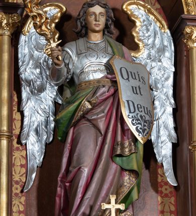 Zdjęcie nr 7: Ołtarz architektoniczny, jednokondygnacyjny, trójosiowy, ze zwieńczeniem. Ołtarz w formie prostopadłościanu z drewnianą mensą i antepedium artykułowanym półkolumienkami, pomiędzy którymi są płytkie wnęki zamknięte półkoliście z płaskorzeźbionymi wizerunkami 4 ewangelistów. Na mensie tabernakulum w formie prostopadłościennej szafki zwieńczone jest tronem wystawienia w kształcie baldachimu wspartego na podwójnych parach kolumienek, zwieńczonego po środku ażurową latarnią z kopułą oraz pinaklami na narożach. Po bokach tabernakulum ujmuje rząd trzech, osadzonych na wysokim cokole niszy z figurami aniołów.  
Retabulum osadzone jest na zdwojonym cokole. Predella artykułowana jest płaskorzeźbionymi płycinami w kształcie zbliżonym do kwadratu, wydzielonymi smukłymi cokołami, na których osadzone są kolumienki ujmujące osie części środkowej retabulum. Każda z osi ma formę prostokątnej niszy zamkniętej łukiem półkolistym. Niszę środkową ujmuje para kolumienek wspierających przerwane w partii architrawu i fryzu belkowanie oraz gzyms wieńczący, przybierający kształt trójkątnego przyczółka, wspierany dodatkowo parą kolumienek w partii fryzu. Nisze boczne ujmują pojedyncze pary kolumienek wspierających przerwany architraw i fryz oraz trójkątny przyczółek. Dodatkowo boki części środkowej retabulum ujmuje para niewielkich, ażurowych uszaków w formie przypór.  Zwieńczenie części środkowej tworzy struktura trójprzelotowego łuku triumfalnego zamkniętego po środku gzymsem w kształcie trójkątnego przyczółka. Zwieńczenia osi bocznych są w formie latarni zamkniętych kopułami. W osi środkowej znajduje się figura św. Michała Archanioła, po lewej św. Wojciecha, po prawej św. Stanisława. W zwieńczeniu, po środku jest rzeźba Matki Boskiej Niepokalanie Poczętej, po lewej św. Floriana, po prawej św. Kazimierza Jagiellończyka. Strukturę retabulum zdobi stylizowana, płaskorzeźbiona i malowana ornamentyka roślinna. Kolorystyka ołtarza utrzymana jest w odcieniach brązów, ornamentyka jest złocona. 

