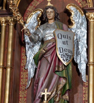 Zdjęcie nr 8: Ołtarz architektoniczny, jednokondygnacyjny, trójosiowy, ze zwieńczeniem. Ołtarz w formie prostopadłościanu z drewnianą mensą i antepedium artykułowanym półkolumienkami, pomiędzy którymi są płytkie wnęki zamknięte półkoliście z płaskorzeźbionymi wizerunkami 4 ewangelistów. Na mensie tabernakulum w formie prostopadłościennej szafki zwieńczone jest tronem wystawienia w kształcie baldachimu wspartego na podwójnych parach kolumienek, zwieńczonego po środku ażurową latarnią z kopułą oraz pinaklami na narożach. Po bokach tabernakulum ujmuje rząd trzech, osadzonych na wysokim cokole niszy z figurami aniołów.  
Retabulum osadzone jest na zdwojonym cokole. Predella artykułowana jest płaskorzeźbionymi płycinami w kształcie zbliżonym do kwadratu, wydzielonymi smukłymi cokołami, na których osadzone są kolumienki ujmujące osie części środkowej retabulum. Każda z osi ma formę prostokątnej niszy zamkniętej łukiem półkolistym. Niszę środkową ujmuje para kolumienek wspierających przerwane w partii architrawu i fryzu belkowanie oraz gzyms wieńczący, przybierający kształt trójkątnego przyczółka, wspierany dodatkowo parą kolumienek w partii fryzu. Nisze boczne ujmują pojedyncze pary kolumienek wspierających przerwany architraw i fryz oraz trójkątny przyczółek. Dodatkowo boki części środkowej retabulum ujmuje para niewielkich, ażurowych uszaków w formie przypór.  Zwieńczenie części środkowej tworzy struktura trójprzelotowego łuku triumfalnego zamkniętego po środku gzymsem w kształcie trójkątnego przyczółka. Zwieńczenia osi bocznych są w formie latarni zamkniętych kopułami. W osi środkowej znajduje się figura św. Michała Archanioła, po lewej św. Wojciecha, po prawej św. Stanisława. W zwieńczeniu, po środku jest rzeźba Matki Boskiej Niepokalanie Poczętej, po lewej św. Floriana, po prawej św. Kazimierza Jagiellończyka. Strukturę retabulum zdobi stylizowana, płaskorzeźbiona i malowana ornamentyka roślinna. Kolorystyka ołtarza utrzymana jest w odcieniach brązów, ornamentyka jest złocona. 

