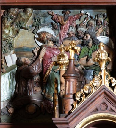 Zdjęcie nr 27: Ołtarz architektoniczny, jednokondygnacyjny, trójosiowy, ze zwieńczeniem. Ołtarz w formie prostopadłościanu z drewnianą mensą i antepedium artykułowanym półkolumienkami, pomiędzy którymi są płytkie wnęki zamknięte półkoliście z płaskorzeźbionymi wizerunkami 4 ewangelistów. Na mensie tabernakulum w formie prostopadłościennej szafki zwieńczone jest tronem wystawienia w kształcie baldachimu wspartego na podwójnych parach kolumienek, zwieńczonego po środku ażurową latarnią z kopułą oraz pinaklami na narożach. Po bokach tabernakulum ujmuje rząd trzech, osadzonych na wysokim cokole niszy z figurami aniołów.  
Retabulum osadzone jest na zdwojonym cokole. Predella artykułowana jest płaskorzeźbionymi płycinami w kształcie zbliżonym do kwadratu, wydzielonymi smukłymi cokołami, na których osadzone są kolumienki ujmujące osie części środkowej retabulum. Każda z osi ma formę prostokątnej niszy zamkniętej łukiem półkolistym. Niszę środkową ujmuje para kolumienek wspierających przerwane w partii architrawu i fryzu belkowanie oraz gzyms wieńczący, przybierający kształt trójkątnego przyczółka, wspierany dodatkowo parą kolumienek w partii fryzu. Nisze boczne ujmują pojedyncze pary kolumienek wspierających przerwany architraw i fryz oraz trójkątny przyczółek. Dodatkowo boki części środkowej retabulum ujmuje para niewielkich, ażurowych uszaków w formie przypór.  Zwieńczenie części środkowej tworzy struktura trójprzelotowego łuku triumfalnego zamkniętego po środku gzymsem w kształcie trójkątnego przyczółka. Zwieńczenia osi bocznych są w formie latarni zamkniętych kopułami. W osi środkowej znajduje się figura św. Michała Archanioła, po lewej św. Wojciecha, po prawej św. Stanisława. W zwieńczeniu, po środku jest rzeźba Matki Boskiej Niepokalanie Poczętej, po lewej św. Floriana, po prawej św. Kazimierza Jagiellończyka. Strukturę retabulum zdobi stylizowana, płaskorzeźbiona i malowana ornamentyka roślinna. Kolorystyka ołtarza utrzymana jest w odcieniach brązów, ornamentyka jest złocona. 

