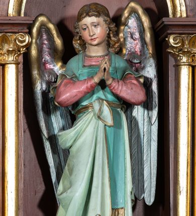 Zdjęcie nr 30: Ołtarz architektoniczny, jednokondygnacyjny, trójosiowy, ze zwieńczeniem. Ołtarz w formie prostopadłościanu z drewnianą mensą i antepedium artykułowanym półkolumienkami, pomiędzy którymi są płytkie wnęki zamknięte półkoliście z płaskorzeźbionymi wizerunkami 4 ewangelistów. Na mensie tabernakulum w formie prostopadłościennej szafki zwieńczone jest tronem wystawienia w kształcie baldachimu wspartego na podwójnych parach kolumienek, zwieńczonego po środku ażurową latarnią z kopułą oraz pinaklami na narożach. Po bokach tabernakulum ujmuje rząd trzech, osadzonych na wysokim cokole niszy z figurami aniołów.  
Retabulum osadzone jest na zdwojonym cokole. Predella artykułowana jest płaskorzeźbionymi płycinami w kształcie zbliżonym do kwadratu, wydzielonymi smukłymi cokołami, na których osadzone są kolumienki ujmujące osie części środkowej retabulum. Każda z osi ma formę prostokątnej niszy zamkniętej łukiem półkolistym. Niszę środkową ujmuje para kolumienek wspierających przerwane w partii architrawu i fryzu belkowanie oraz gzyms wieńczący, przybierający kształt trójkątnego przyczółka, wspierany dodatkowo parą kolumienek w partii fryzu. Nisze boczne ujmują pojedyncze pary kolumienek wspierających przerwany architraw i fryz oraz trójkątny przyczółek. Dodatkowo boki części środkowej retabulum ujmuje para niewielkich, ażurowych uszaków w formie przypór.  Zwieńczenie części środkowej tworzy struktura trójprzelotowego łuku triumfalnego zamkniętego po środku gzymsem w kształcie trójkątnego przyczółka. Zwieńczenia osi bocznych są w formie latarni zamkniętych kopułami. W osi środkowej znajduje się figura św. Michała Archanioła, po lewej św. Wojciecha, po prawej św. Stanisława. W zwieńczeniu, po środku jest rzeźba Matki Boskiej Niepokalanie Poczętej, po lewej św. Floriana, po prawej św. Kazimierza Jagiellończyka. Strukturę retabulum zdobi stylizowana, płaskorzeźbiona i malowana ornamentyka roślinna. Kolorystyka ołtarza utrzymana jest w odcieniach brązów, ornamentyka jest złocona. 

