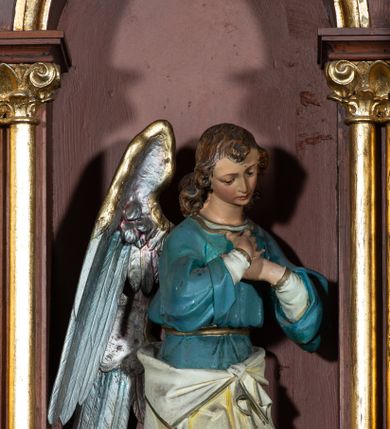 Zdjęcie nr 32: Ołtarz architektoniczny, jednokondygnacyjny, trójosiowy, ze zwieńczeniem. Ołtarz w formie prostopadłościanu z drewnianą mensą i antepedium artykułowanym półkolumienkami, pomiędzy którymi są płytkie wnęki zamknięte półkoliście z płaskorzeźbionymi wizerunkami 4 ewangelistów. Na mensie tabernakulum w formie prostopadłościennej szafki zwieńczone jest tronem wystawienia w kształcie baldachimu wspartego na podwójnych parach kolumienek, zwieńczonego po środku ażurową latarnią z kopułą oraz pinaklami na narożach. Po bokach tabernakulum ujmuje rząd trzech, osadzonych na wysokim cokole niszy z figurami aniołów.  
Retabulum osadzone jest na zdwojonym cokole. Predella artykułowana jest płaskorzeźbionymi płycinami w kształcie zbliżonym do kwadratu, wydzielonymi smukłymi cokołami, na których osadzone są kolumienki ujmujące osie części środkowej retabulum. Każda z osi ma formę prostokątnej niszy zamkniętej łukiem półkolistym. Niszę środkową ujmuje para kolumienek wspierających przerwane w partii architrawu i fryzu belkowanie oraz gzyms wieńczący, przybierający kształt trójkątnego przyczółka, wspierany dodatkowo parą kolumienek w partii fryzu. Nisze boczne ujmują pojedyncze pary kolumienek wspierających przerwany architraw i fryz oraz trójkątny przyczółek. Dodatkowo boki części środkowej retabulum ujmuje para niewielkich, ażurowych uszaków w formie przypór.  Zwieńczenie części środkowej tworzy struktura trójprzelotowego łuku triumfalnego zamkniętego po środku gzymsem w kształcie trójkątnego przyczółka. Zwieńczenia osi bocznych są w formie latarni zamkniętych kopułami. W osi środkowej znajduje się figura św. Michała Archanioła, po lewej św. Wojciecha, po prawej św. Stanisława. W zwieńczeniu, po środku jest rzeźba Matki Boskiej Niepokalanie Poczętej, po lewej św. Floriana, po prawej św. Kazimierza Jagiellończyka. Strukturę retabulum zdobi stylizowana, płaskorzeźbiona i malowana ornamentyka roślinna. Kolorystyka ołtarza utrzymana jest w odcieniach brązów, ornamentyka jest złocona. 

