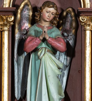 Zdjęcie nr 29: Ołtarz architektoniczny, jednokondygnacyjny, trójosiowy, ze zwieńczeniem. Ołtarz w formie prostopadłościanu z drewnianą mensą i antepedium artykułowanym półkolumienkami, pomiędzy którymi są płytkie wnęki zamknięte półkoliście z płaskorzeźbionymi wizerunkami 4 ewangelistów. Na mensie tabernakulum w formie prostopadłościennej szafki zwieńczone jest tronem wystawienia w kształcie baldachimu wspartego na podwójnych parach kolumienek, zwieńczonego po środku ażurową latarnią z kopułą oraz pinaklami na narożach. Po bokach tabernakulum ujmuje rząd trzech, osadzonych na wysokim cokole niszy z figurami aniołów.  
Retabulum osadzone jest na zdwojonym cokole. Predella artykułowana jest płaskorzeźbionymi płycinami w kształcie zbliżonym do kwadratu, wydzielonymi smukłymi cokołami, na których osadzone są kolumienki ujmujące osie części środkowej retabulum. Każda z osi ma formę prostokątnej niszy zamkniętej łukiem półkolistym. Niszę środkową ujmuje para kolumienek wspierających przerwane w partii architrawu i fryzu belkowanie oraz gzyms wieńczący, przybierający kształt trójkątnego przyczółka, wspierany dodatkowo parą kolumienek w partii fryzu. Nisze boczne ujmują pojedyncze pary kolumienek wspierających przerwany architraw i fryz oraz trójkątny przyczółek. Dodatkowo boki części środkowej retabulum ujmuje para niewielkich, ażurowych uszaków w formie przypór.  Zwieńczenie części środkowej tworzy struktura trójprzelotowego łuku triumfalnego zamkniętego po środku gzymsem w kształcie trójkątnego przyczółka. Zwieńczenia osi bocznych są w formie latarni zamkniętych kopułami. W osi środkowej znajduje się figura św. Michała Archanioła, po lewej św. Wojciecha, po prawej św. Stanisława. W zwieńczeniu, po środku jest rzeźba Matki Boskiej Niepokalanie Poczętej, po lewej św. Floriana, po prawej św. Kazimierza Jagiellończyka. Strukturę retabulum zdobi stylizowana, płaskorzeźbiona i malowana ornamentyka roślinna. Kolorystyka ołtarza utrzymana jest w odcieniach brązów, ornamentyka jest złocona. 

