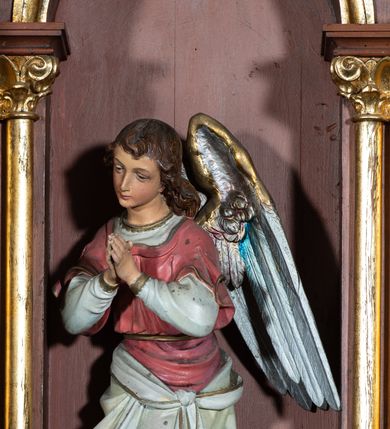 Zdjęcie nr 33: Ołtarz architektoniczny, jednokondygnacyjny, trójosiowy, ze zwieńczeniem. Ołtarz w formie prostopadłościanu z drewnianą mensą i antepedium artykułowanym półkolumienkami, pomiędzy którymi są płytkie wnęki zamknięte półkoliście z płaskorzeźbionymi wizerunkami 4 ewangelistów. Na mensie tabernakulum w formie prostopadłościennej szafki zwieńczone jest tronem wystawienia w kształcie baldachimu wspartego na podwójnych parach kolumienek, zwieńczonego po środku ażurową latarnią z kopułą oraz pinaklami na narożach. Po bokach tabernakulum ujmuje rząd trzech, osadzonych na wysokim cokole niszy z figurami aniołów.  
Retabulum osadzone jest na zdwojonym cokole. Predella artykułowana jest płaskorzeźbionymi płycinami w kształcie zbliżonym do kwadratu, wydzielonymi smukłymi cokołami, na których osadzone są kolumienki ujmujące osie części środkowej retabulum. Każda z osi ma formę prostokątnej niszy zamkniętej łukiem półkolistym. Niszę środkową ujmuje para kolumienek wspierających przerwane w partii architrawu i fryzu belkowanie oraz gzyms wieńczący, przybierający kształt trójkątnego przyczółka, wspierany dodatkowo parą kolumienek w partii fryzu. Nisze boczne ujmują pojedyncze pary kolumienek wspierających przerwany architraw i fryz oraz trójkątny przyczółek. Dodatkowo boki części środkowej retabulum ujmuje para niewielkich, ażurowych uszaków w formie przypór.  Zwieńczenie części środkowej tworzy struktura trójprzelotowego łuku triumfalnego zamkniętego po środku gzymsem w kształcie trójkątnego przyczółka. Zwieńczenia osi bocznych są w formie latarni zamkniętych kopułami. W osi środkowej znajduje się figura św. Michała Archanioła, po lewej św. Wojciecha, po prawej św. Stanisława. W zwieńczeniu, po środku jest rzeźba Matki Boskiej Niepokalanie Poczętej, po lewej św. Floriana, po prawej św. Kazimierza Jagiellończyka. Strukturę retabulum zdobi stylizowana, płaskorzeźbiona i malowana ornamentyka roślinna. Kolorystyka ołtarza utrzymana jest w odcieniach brązów, ornamentyka jest złocona. 

