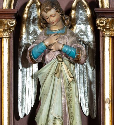 Zdjęcie nr 31: Ołtarz architektoniczny, jednokondygnacyjny, trójosiowy, ze zwieńczeniem. Ołtarz w formie prostopadłościanu z drewnianą mensą i antepedium artykułowanym półkolumienkami, pomiędzy którymi są płytkie wnęki zamknięte półkoliście z płaskorzeźbionymi wizerunkami 4 ewangelistów. Na mensie tabernakulum w formie prostopadłościennej szafki zwieńczone jest tronem wystawienia w kształcie baldachimu wspartego na podwójnych parach kolumienek, zwieńczonego po środku ażurową latarnią z kopułą oraz pinaklami na narożach. Po bokach tabernakulum ujmuje rząd trzech, osadzonych na wysokim cokole niszy z figurami aniołów.  
Retabulum osadzone jest na zdwojonym cokole. Predella artykułowana jest płaskorzeźbionymi płycinami w kształcie zbliżonym do kwadratu, wydzielonymi smukłymi cokołami, na których osadzone są kolumienki ujmujące osie części środkowej retabulum. Każda z osi ma formę prostokątnej niszy zamkniętej łukiem półkolistym. Niszę środkową ujmuje para kolumienek wspierających przerwane w partii architrawu i fryzu belkowanie oraz gzyms wieńczący, przybierający kształt trójkątnego przyczółka, wspierany dodatkowo parą kolumienek w partii fryzu. Nisze boczne ujmują pojedyncze pary kolumienek wspierających przerwany architraw i fryz oraz trójkątny przyczółek. Dodatkowo boki części środkowej retabulum ujmuje para niewielkich, ażurowych uszaków w formie przypór.  Zwieńczenie części środkowej tworzy struktura trójprzelotowego łuku triumfalnego zamkniętego po środku gzymsem w kształcie trójkątnego przyczółka. Zwieńczenia osi bocznych są w formie latarni zamkniętych kopułami. W osi środkowej znajduje się figura św. Michała Archanioła, po lewej św. Wojciecha, po prawej św. Stanisława. W zwieńczeniu, po środku jest rzeźba Matki Boskiej Niepokalanie Poczętej, po lewej św. Floriana, po prawej św. Kazimierza Jagiellończyka. Strukturę retabulum zdobi stylizowana, płaskorzeźbiona i malowana ornamentyka roślinna. Kolorystyka ołtarza utrzymana jest w odcieniach brązów, ornamentyka jest złocona. 

