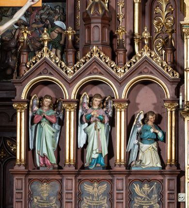 Zdjęcie nr 19: Ołtarz architektoniczny, jednokondygnacyjny, trójosiowy, ze zwieńczeniem. Ołtarz w formie prostopadłościanu z drewnianą mensą i antepedium artykułowanym półkolumienkami, pomiędzy którymi są płytkie wnęki zamknięte półkoliście z płaskorzeźbionymi wizerunkami 4 ewangelistów. Na mensie tabernakulum w formie prostopadłościennej szafki zwieńczone jest tronem wystawienia w kształcie baldachimu wspartego na podwójnych parach kolumienek, zwieńczonego po środku ażurową latarnią z kopułą oraz pinaklami na narożach. Po bokach tabernakulum ujmuje rząd trzech, osadzonych na wysokim cokole niszy z figurami aniołów.  
Retabulum osadzone jest na zdwojonym cokole. Predella artykułowana jest płaskorzeźbionymi płycinami w kształcie zbliżonym do kwadratu, wydzielonymi smukłymi cokołami, na których osadzone są kolumienki ujmujące osie części środkowej retabulum. Każda z osi ma formę prostokątnej niszy zamkniętej łukiem półkolistym. Niszę środkową ujmuje para kolumienek wspierających przerwane w partii architrawu i fryzu belkowanie oraz gzyms wieńczący, przybierający kształt trójkątnego przyczółka, wspierany dodatkowo parą kolumienek w partii fryzu. Nisze boczne ujmują pojedyncze pary kolumienek wspierających przerwany architraw i fryz oraz trójkątny przyczółek. Dodatkowo boki części środkowej retabulum ujmuje para niewielkich, ażurowych uszaków w formie przypór.  Zwieńczenie części środkowej tworzy struktura trójprzelotowego łuku triumfalnego zamkniętego po środku gzymsem w kształcie trójkątnego przyczółka. Zwieńczenia osi bocznych są w formie latarni zamkniętych kopułami. W osi środkowej znajduje się figura św. Michała Archanioła, po lewej św. Wojciecha, po prawej św. Stanisława. W zwieńczeniu, po środku jest rzeźba Matki Boskiej Niepokalanie Poczętej, po lewej św. Floriana, po prawej św. Kazimierza Jagiellończyka. Strukturę retabulum zdobi stylizowana, płaskorzeźbiona i malowana ornamentyka roślinna. Kolorystyka ołtarza utrzymana jest w odcieniach brązów, ornamentyka jest złocona. 

