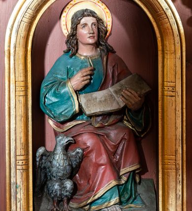 Zdjęcie nr 34: Ołtarz architektoniczny, jednokondygnacyjny, trójosiowy, ze zwieńczeniem. Ołtarz w formie prostopadłościanu z drewnianą mensą i antepedium artykułowanym półkolumienkami, pomiędzy którymi są płytkie wnęki zamknięte półkoliście z płaskorzeźbionymi wizerunkami 4 ewangelistów. Na mensie tabernakulum w formie prostopadłościennej szafki zwieńczone jest tronem wystawienia w kształcie baldachimu wspartego na podwójnych parach kolumienek, zwieńczonego po środku ażurową latarnią z kopułą oraz pinaklami na narożach. Po bokach tabernakulum ujmuje rząd trzech, osadzonych na wysokim cokole niszy z figurami aniołów.  
Retabulum osadzone jest na zdwojonym cokole. Predella artykułowana jest płaskorzeźbionymi płycinami w kształcie zbliżonym do kwadratu, wydzielonymi smukłymi cokołami, na których osadzone są kolumienki ujmujące osie części środkowej retabulum. Każda z osi ma formę prostokątnej niszy zamkniętej łukiem półkolistym. Niszę środkową ujmuje para kolumienek wspierających przerwane w partii architrawu i fryzu belkowanie oraz gzyms wieńczący, przybierający kształt trójkątnego przyczółka, wspierany dodatkowo parą kolumienek w partii fryzu. Nisze boczne ujmują pojedyncze pary kolumienek wspierających przerwany architraw i fryz oraz trójkątny przyczółek. Dodatkowo boki części środkowej retabulum ujmuje para niewielkich, ażurowych uszaków w formie przypór.  Zwieńczenie części środkowej tworzy struktura trójprzelotowego łuku triumfalnego zamkniętego po środku gzymsem w kształcie trójkątnego przyczółka. Zwieńczenia osi bocznych są w formie latarni zamkniętych kopułami. W osi środkowej znajduje się figura św. Michała Archanioła, po lewej św. Wojciecha, po prawej św. Stanisława. W zwieńczeniu, po środku jest rzeźba Matki Boskiej Niepokalanie Poczętej, po lewej św. Floriana, po prawej św. Kazimierza Jagiellończyka. Strukturę retabulum zdobi stylizowana, płaskorzeźbiona i malowana ornamentyka roślinna. Kolorystyka ołtarza utrzymana jest w odcieniach brązów, ornamentyka jest złocona. 

