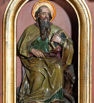 Zdjęcie nr 35: Ołtarz architektoniczny, jednokondygnacyjny, trójosiowy, ze zwieńczeniem. Ołtarz w formie prostopadłościanu z drewnianą mensą i antepedium artykułowanym półkolumienkami, pomiędzy którymi są płytkie wnęki zamknięte półkoliście z płaskorzeźbionymi wizerunkami 4 ewangelistów. Na mensie tabernakulum w formie prostopadłościennej szafki zwieńczone jest tronem wystawienia w kształcie baldachimu wspartego na podwójnych parach kolumienek, zwieńczonego po środku ażurową latarnią z kopułą oraz pinaklami na narożach. Po bokach tabernakulum ujmuje rząd trzech, osadzonych na wysokim cokole niszy z figurami aniołów.  
Retabulum osadzone jest na zdwojonym cokole. Predella artykułowana jest płaskorzeźbionymi płycinami w kształcie zbliżonym do kwadratu, wydzielonymi smukłymi cokołami, na których osadzone są kolumienki ujmujące osie części środkowej retabulum. Każda z osi ma formę prostokątnej niszy zamkniętej łukiem półkolistym. Niszę środkową ujmuje para kolumienek wspierających przerwane w partii architrawu i fryzu belkowanie oraz gzyms wieńczący, przybierający kształt trójkątnego przyczółka, wspierany dodatkowo parą kolumienek w partii fryzu. Nisze boczne ujmują pojedyncze pary kolumienek wspierających przerwany architraw i fryz oraz trójkątny przyczółek. Dodatkowo boki części środkowej retabulum ujmuje para niewielkich, ażurowych uszaków w formie przypór.  Zwieńczenie części środkowej tworzy struktura trójprzelotowego łuku triumfalnego zamkniętego po środku gzymsem w kształcie trójkątnego przyczółka. Zwieńczenia osi bocznych są w formie latarni zamkniętych kopułami. W osi środkowej znajduje się figura św. Michała Archanioła, po lewej św. Wojciecha, po prawej św. Stanisława. W zwieńczeniu, po środku jest rzeźba Matki Boskiej Niepokalanie Poczętej, po lewej św. Floriana, po prawej św. Kazimierza Jagiellończyka. Strukturę retabulum zdobi stylizowana, płaskorzeźbiona i malowana ornamentyka roślinna. Kolorystyka ołtarza utrzymana jest w odcieniach brązów, ornamentyka jest złocona. 

