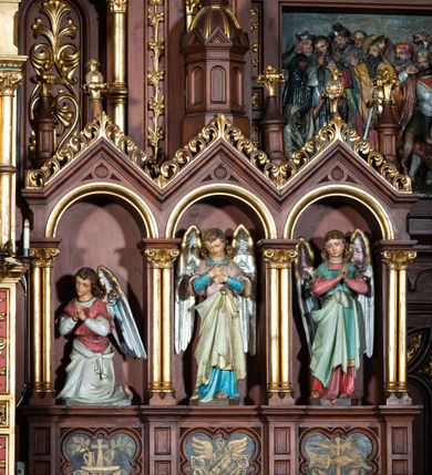 Zdjęcie nr 20: Ołtarz architektoniczny, jednokondygnacyjny, trójosiowy, ze zwieńczeniem. Ołtarz w formie prostopadłościanu z drewnianą mensą i antepedium artykułowanym półkolumienkami, pomiędzy którymi są płytkie wnęki zamknięte półkoliście z płaskorzeźbionymi wizerunkami 4 ewangelistów. Na mensie tabernakulum w formie prostopadłościennej szafki zwieńczone jest tronem wystawienia w kształcie baldachimu wspartego na podwójnych parach kolumienek, zwieńczonego po środku ażurową latarnią z kopułą oraz pinaklami na narożach. Po bokach tabernakulum ujmuje rząd trzech, osadzonych na wysokim cokole niszy z figurami aniołów.  
Retabulum osadzone jest na zdwojonym cokole. Predella artykułowana jest płaskorzeźbionymi płycinami w kształcie zbliżonym do kwadratu, wydzielonymi smukłymi cokołami, na których osadzone są kolumienki ujmujące osie części środkowej retabulum. Każda z osi ma formę prostokątnej niszy zamkniętej łukiem półkolistym. Niszę środkową ujmuje para kolumienek wspierających przerwane w partii architrawu i fryzu belkowanie oraz gzyms wieńczący, przybierający kształt trójkątnego przyczółka, wspierany dodatkowo parą kolumienek w partii fryzu. Nisze boczne ujmują pojedyncze pary kolumienek wspierających przerwany architraw i fryz oraz trójkątny przyczółek. Dodatkowo boki części środkowej retabulum ujmuje para niewielkich, ażurowych uszaków w formie przypór.  Zwieńczenie części środkowej tworzy struktura trójprzelotowego łuku triumfalnego zamkniętego po środku gzymsem w kształcie trójkątnego przyczółka. Zwieńczenia osi bocznych są w formie latarni zamkniętych kopułami. W osi środkowej znajduje się figura św. Michała Archanioła, po lewej św. Wojciecha, po prawej św. Stanisława. W zwieńczeniu, po środku jest rzeźba Matki Boskiej Niepokalanie Poczętej, po lewej św. Floriana, po prawej św. Kazimierza Jagiellończyka. Strukturę retabulum zdobi stylizowana, płaskorzeźbiona i malowana ornamentyka roślinna. Kolorystyka ołtarza utrzymana jest w odcieniach brązów, ornamentyka jest złocona. 

