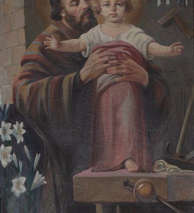 Zdjęcie nr 9: Przyścienna, jednoosiowa i jednokondygnacyjna struktura ołtarza uzyskała kształt nastawy architektonicznej ze zwieńczeniem. Drewniany stipes ołtarzowy przyjął formę leżącego prostopadłościanu podtrzymującego mensę, ustawionego na dwustopniowym podeście. Drewniane antependium ujęto profilowaną ramą z polem udekorowanym monogramem maryjnym w centrum, otoczonym rzeźbionym różańcem przy zewnętrznych krawędziach. Stipes przylega do  trzystrefowego, wysokiego cokołu wspierającego nastawę. Kolejne strefy zostały wydzielone za pomocą poziomych profili. Drugą i trzecią strefę cokołu ozdobiono obramionymi, prostokątnymi płycinami - w drugiej strefie w kształcie stojących prostokątów, a w trzeciej leżących. Kondygnację wsparto na zdwojonych pilastrach o korynckich głowicach, przed którymi ustawiono korynckie kolumny podtrzymujące imposty ze wspartym na nim przerwanym belkowaniem wyłamanym na ich osi. Na belkowaniu widoczne są dwa półkoliste przyczółki z klęczącymi na nich dwoma aniołkami. W kondygnacji pomiędzy pilastrami i kolumnami usytuowano pole obrazowe obramienione profilowaną ramą w kształcie stojącego prostokąta zwieńczonego nadwieszonym łukiem odcinkowym. Rama ujmuje obraz przedstawiający św. Józefa z Dzieciątkiem Jezus. Kondygnację flankują ustawione na cokole retabulum figury św. Dominika i św. Katarzyny ze Sieny. Na osi pola obrazowego w kondygnacji, zawieszono na belkowaniu fantazyjny kartusz z monogramem maryjnym na tle obłoków z uskrzydlonymi główkami anielskimi, powyżej którego w zwieńczeniu retabulum znalazła się promienista gloria z chrystogramem "IHS" otoczonym koliście obłokami. Litery monogramu utworzono z płaskorzeźbionych, złoconych róż w niebieskim polu. W centrum litery "H" na konsolce ukazano w pełnej postaci stojące Dzieciątko Jezusa z rozłożonymi rękami. Struktura ołtarza została pomalowana na czarno, natomiast kolumny, głowice pilastrów, profile architektoniczne oraz glorię i skrzydła aniołków wyzłocono, obłoki w glorii posrebrzono, a pole antependium i glorii pomalowano na niebiesko. Rzeźby świętych dominikańskich, aniołów i Dzieciątka Jezus uzyskały naturalistyczną polichromię.  