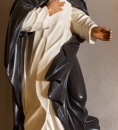 Zdjęcie nr 12: Przyścienna, jednoosiowa i jednokondygnacyjna struktura ołtarza uzyskała kształt nastawy architektonicznej ze zwieńczeniem. Drewniany stipes ołtarzowy przyjął formę leżącego prostopadłościanu podtrzymującego mensę, ustawionego na dwustopniowym podeście. Drewniane antependium ujęto profilowaną ramą z polem udekorowanym monogramem maryjnym w centrum, otoczonym rzeźbionym różańcem przy zewnętrznych krawędziach. Stipes przylega do  trzystrefowego, wysokiego cokołu wspierającego nastawę. Kolejne strefy zostały wydzielone za pomocą poziomych profili. Drugą i trzecią strefę cokołu ozdobiono obramionymi, prostokątnymi płycinami - w drugiej strefie w kształcie stojących prostokątów, a w trzeciej leżących. Kondygnację wsparto na zdwojonych pilastrach o korynckich głowicach, przed którymi ustawiono korynckie kolumny podtrzymujące imposty ze wspartym na nim przerwanym belkowaniem wyłamanym na ich osi. Na belkowaniu widoczne są dwa półkoliste przyczółki z klęczącymi na nich dwoma aniołkami. W kondygnacji pomiędzy pilastrami i kolumnami usytuowano pole obrazowe obramienione profilowaną ramą w kształcie stojącego prostokąta zwieńczonego nadwieszonym łukiem odcinkowym. Rama ujmuje obraz przedstawiający św. Józefa z Dzieciątkiem Jezus. Kondygnację flankują ustawione na cokole retabulum figury św. Dominika i św. Katarzyny ze Sieny. Na osi pola obrazowego w kondygnacji, zawieszono na belkowaniu fantazyjny kartusz z monogramem maryjnym na tle obłoków z uskrzydlonymi główkami anielskimi, powyżej którego w zwieńczeniu retabulum znalazła się promienista gloria z chrystogramem "IHS" otoczonym koliście obłokami. Litery monogramu utworzono z płaskorzeźbionych, złoconych róż w niebieskim polu. W centrum litery "H" na konsolce ukazano w pełnej postaci stojące Dzieciątko Jezusa z rozłożonymi rękami. Struktura ołtarza została pomalowana na czarno, natomiast kolumny, głowice pilastrów, profile architektoniczne oraz glorię i skrzydła aniołków wyzłocono, obłoki w glorii posrebrzono, a pole antependium i glorii pomalowano na niebiesko. Rzeźby świętych dominikańskich, aniołów i Dzieciątka Jezus uzyskały naturalistyczną polichromię.  