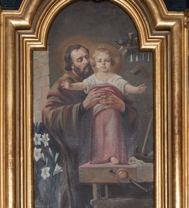 Zdjęcie nr 8: Przyścienna, jednoosiowa i jednokondygnacyjna struktura ołtarza uzyskała kształt nastawy architektonicznej ze zwieńczeniem. Drewniany stipes ołtarzowy przyjął formę leżącego prostopadłościanu podtrzymującego mensę, ustawionego na dwustopniowym podeście. Drewniane antependium ujęto profilowaną ramą z polem udekorowanym monogramem maryjnym w centrum, otoczonym rzeźbionym różańcem przy zewnętrznych krawędziach. Stipes przylega do  trzystrefowego, wysokiego cokołu wspierającego nastawę. Kolejne strefy zostały wydzielone za pomocą poziomych profili. Drugą i trzecią strefę cokołu ozdobiono obramionymi, prostokątnymi płycinami - w drugiej strefie w kształcie stojących prostokątów, a w trzeciej leżących. Kondygnację wsparto na zdwojonych pilastrach o korynckich głowicach, przed którymi ustawiono korynckie kolumny podtrzymujące imposty ze wspartym na nim przerwanym belkowaniem wyłamanym na ich osi. Na belkowaniu widoczne są dwa półkoliste przyczółki z klęczącymi na nich dwoma aniołkami. W kondygnacji pomiędzy pilastrami i kolumnami usytuowano pole obrazowe obramienione profilowaną ramą w kształcie stojącego prostokąta zwieńczonego nadwieszonym łukiem odcinkowym. Rama ujmuje obraz przedstawiający św. Józefa z Dzieciątkiem Jezus. Kondygnację flankują ustawione na cokole retabulum figury św. Dominika i św. Katarzyny ze Sieny. Na osi pola obrazowego w kondygnacji, zawieszono na belkowaniu fantazyjny kartusz z monogramem maryjnym na tle obłoków z uskrzydlonymi główkami anielskimi, powyżej którego w zwieńczeniu retabulum znalazła się promienista gloria z chrystogramem &quot;IHS&quot; otoczonym koliście obłokami. Litery monogramu utworzono z płaskorzeźbionych, złoconych róż w niebieskim polu. W centrum litery &quot;H&quot; na konsolce ukazano w pełnej postaci stojące Dzieciątko Jezusa z rozłożonymi rękami. Struktura ołtarza została pomalowana na czarno, natomiast kolumny, głowice pilastrów, profile architektoniczne oraz glorię i skrzydła aniołków wyzłocono, obłoki w glorii posrebrzono, a pole antependium i glorii pomalowano na niebiesko. Rzeźby świętych dominikańskich, aniołów i Dzieciątka Jezus uzyskały naturalistyczną polichromię.  