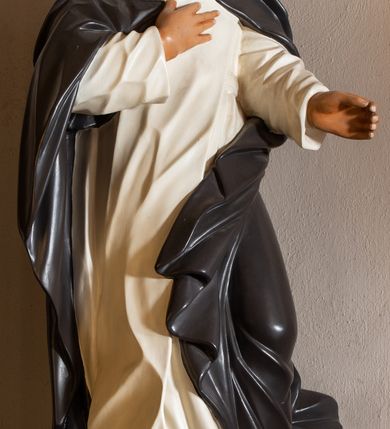 Zdjęcie nr 13: Przyścienna, jednoosiowa i jednokondygnacyjna struktura ołtarza uzyskała kształt nastawy architektonicznej ze zwieńczeniem. Drewniany stipes ołtarzowy przyjął formę leżącego prostopadłościanu podtrzymującego mensę, ustawionego na dwustopniowym podeście. Drewniane antependium ujęto profilowaną ramą z polem udekorowanym monogramem maryjnym w centrum, otoczonym rzeźbionym różańcem przy zewnętrznych krawędziach. Stipes przylega do  trzystrefowego, wysokiego cokołu wspierającego nastawę. Kolejne strefy zostały wydzielone za pomocą poziomych profili. Drugą i trzecią strefę cokołu ozdobiono obramionymi, prostokątnymi płycinami - w drugiej strefie w kształcie stojących prostokątów, a w trzeciej leżących. Kondygnację wsparto na zdwojonych pilastrach o korynckich głowicach, przed którymi ustawiono korynckie kolumny podtrzymujące imposty ze wspartym na nim przerwanym belkowaniem wyłamanym na ich osi. Na belkowaniu widoczne są dwa półkoliste przyczółki z klęczącymi na nich dwoma aniołkami. W kondygnacji pomiędzy pilastrami i kolumnami usytuowano pole obrazowe obramienione profilowaną ramą w kształcie stojącego prostokąta zwieńczonego nadwieszonym łukiem odcinkowym. Rama ujmuje obraz przedstawiający św. Józefa z Dzieciątkiem Jezus. Kondygnację flankują ustawione na cokole retabulum figury św. Dominika i św. Katarzyny ze Sieny. Na osi pola obrazowego w kondygnacji, zawieszono na belkowaniu fantazyjny kartusz z monogramem maryjnym na tle obłoków z uskrzydlonymi główkami anielskimi, powyżej którego w zwieńczeniu retabulum znalazła się promienista gloria z chrystogramem &quot;IHS&quot; otoczonym koliście obłokami. Litery monogramu utworzono z płaskorzeźbionych, złoconych róż w niebieskim polu. W centrum litery &quot;H&quot; na konsolce ukazano w pełnej postaci stojące Dzieciątko Jezusa z rozłożonymi rękami. Struktura ołtarza została pomalowana na czarno, natomiast kolumny, głowice pilastrów, profile architektoniczne oraz glorię i skrzydła aniołków wyzłocono, obłoki w glorii posrebrzono, a pole antependium i glorii pomalowano na niebiesko. Rzeźby świętych dominikańskich, aniołów i Dzieciątka Jezus uzyskały naturalistyczną polichromię.  