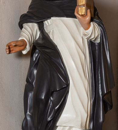 Zdjęcie nr 5: Przyścienna, jednoosiowa i jednokondygnacyjna struktura ołtarza uzyskała kształt nastawy architektonicznej ze zwieńczeniem. Drewniany stipes ołtarzowy przyjął formę leżącego prostopadłościanu podtrzymującego mensę, ustawionego na dwustopniowym podeście. Drewniane antependium ujęto profilowaną ramą z polem udekorowanym monogramem maryjnym w centrum, otoczonym rzeźbionym różańcem przy zewnętrznych krawędziach. Stipes przylega do  trzystrefowego, wysokiego cokołu wspierającego nastawę. Kolejne strefy zostały wydzielone za pomocą poziomych profili. Drugą i trzecią strefę cokołu ozdobiono obramionymi, prostokątnymi płycinami - w drugiej strefie w kształcie stojących prostokątów, a w trzeciej leżących. Kondygnację wsparto na zdwojonych pilastrach o korynckich głowicach, przed którymi ustawiono korynckie kolumny podtrzymujące imposty ze wspartym na nim przerwanym belkowaniem wyłamanym na ich osi. Na belkowaniu widoczne są dwa półkoliste przyczółki z klęczącymi na nich dwoma aniołkami. W kondygnacji pomiędzy pilastrami i kolumnami usytuowano pole obrazowe obramienione profilowaną ramą w kształcie stojącego prostokąta zwieńczonego nadwieszonym łukiem odcinkowym. Rama ujmuje obraz przedstawiający św. Józefa z Dzieciątkiem Jezus. Kondygnację flankują ustawione na cokole retabulum figury św. Dominika i św. Katarzyny ze Sieny. Na osi pola obrazowego w kondygnacji, zawieszono na belkowaniu fantazyjny kartusz z monogramem maryjnym na tle obłoków z uskrzydlonymi główkami anielskimi, powyżej którego w zwieńczeniu retabulum znalazła się promienista gloria z chrystogramem "IHS" otoczonym koliście obłokami. Litery monogramu utworzono z płaskorzeźbionych, złoconych róż w niebieskim polu. W centrum litery "H" na konsolce ukazano w pełnej postaci stojące Dzieciątko Jezusa z rozłożonymi rękami. Struktura ołtarza została pomalowana na czarno, natomiast kolumny, głowice pilastrów, profile architektoniczne oraz glorię i skrzydła aniołków wyzłocono, obłoki w glorii posrebrzono, a pole antependium i glorii pomalowano na niebiesko. Rzeźby świętych dominikańskich, aniołów i Dzieciątka Jezus uzyskały naturalistyczną polichromię.  