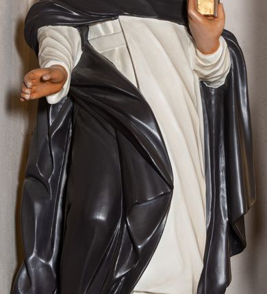 Zdjęcie nr 4: Przyścienna, jednoosiowa i jednokondygnacyjna struktura ołtarza uzyskała kształt nastawy architektonicznej ze zwieńczeniem. Drewniany stipes ołtarzowy przyjął formę leżącego prostopadłościanu podtrzymującego mensę, ustawionego na dwustopniowym podeście. Drewniane antependium ujęto profilowaną ramą z polem udekorowanym monogramem maryjnym w centrum, otoczonym rzeźbionym różańcem przy zewnętrznych krawędziach. Stipes przylega do  trzystrefowego, wysokiego cokołu wspierającego nastawę. Kolejne strefy zostały wydzielone za pomocą poziomych profili. Drugą i trzecią strefę cokołu ozdobiono obramionymi, prostokątnymi płycinami - w drugiej strefie w kształcie stojących prostokątów, a w trzeciej leżących. Kondygnację wsparto na zdwojonych pilastrach o korynckich głowicach, przed którymi ustawiono korynckie kolumny podtrzymujące imposty ze wspartym na nim przerwanym belkowaniem wyłamanym na ich osi. Na belkowaniu widoczne są dwa półkoliste przyczółki z klęczącymi na nich dwoma aniołkami. W kondygnacji pomiędzy pilastrami i kolumnami usytuowano pole obrazowe obramienione profilowaną ramą w kształcie stojącego prostokąta zwieńczonego nadwieszonym łukiem odcinkowym. Rama ujmuje obraz przedstawiający św. Józefa z Dzieciątkiem Jezus. Kondygnację flankują ustawione na cokole retabulum figury św. Dominika i św. Katarzyny ze Sieny. Na osi pola obrazowego w kondygnacji, zawieszono na belkowaniu fantazyjny kartusz z monogramem maryjnym na tle obłoków z uskrzydlonymi główkami anielskimi, powyżej którego w zwieńczeniu retabulum znalazła się promienista gloria z chrystogramem &quot;IHS&quot; otoczonym koliście obłokami. Litery monogramu utworzono z płaskorzeźbionych, złoconych róż w niebieskim polu. W centrum litery &quot;H&quot; na konsolce ukazano w pełnej postaci stojące Dzieciątko Jezusa z rozłożonymi rękami. Struktura ołtarza została pomalowana na czarno, natomiast kolumny, głowice pilastrów, profile architektoniczne oraz glorię i skrzydła aniołków wyzłocono, obłoki w glorii posrebrzono, a pole antependium i glorii pomalowano na niebiesko. Rzeźby świętych dominikańskich, aniołów i Dzieciątka Jezus uzyskały naturalistyczną polichromię.  