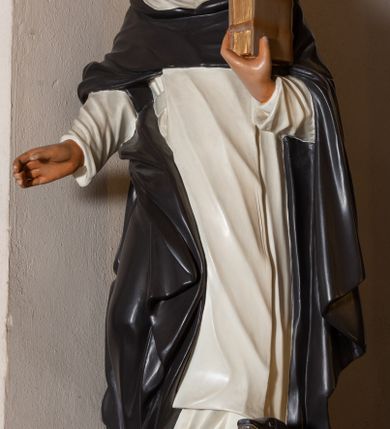 Zdjęcie nr 3: Przyścienna, jednoosiowa i jednokondygnacyjna struktura ołtarza uzyskała kształt nastawy architektonicznej ze zwieńczeniem. Drewniany stipes ołtarzowy przyjął formę leżącego prostopadłościanu podtrzymującego mensę, ustawionego na dwustopniowym podeście. Drewniane antependium ujęto profilowaną ramą z polem udekorowanym monogramem maryjnym w centrum, otoczonym rzeźbionym różańcem przy zewnętrznych krawędziach. Stipes przylega do  trzystrefowego, wysokiego cokołu wspierającego nastawę. Kolejne strefy zostały wydzielone za pomocą poziomych profili. Drugą i trzecią strefę cokołu ozdobiono obramionymi, prostokątnymi płycinami - w drugiej strefie w kształcie stojących prostokątów, a w trzeciej leżących. Kondygnację wsparto na zdwojonych pilastrach o korynckich głowicach, przed którymi ustawiono korynckie kolumny podtrzymujące imposty ze wspartym na nim przerwanym belkowaniem wyłamanym na ich osi. Na belkowaniu widoczne są dwa półkoliste przyczółki z klęczącymi na nich dwoma aniołkami. W kondygnacji pomiędzy pilastrami i kolumnami usytuowano pole obrazowe obramienione profilowaną ramą w kształcie stojącego prostokąta zwieńczonego nadwieszonym łukiem odcinkowym. Rama ujmuje obraz przedstawiający św. Józefa z Dzieciątkiem Jezus. Kondygnację flankują ustawione na cokole retabulum figury św. Dominika i św. Katarzyny ze Sieny. Na osi pola obrazowego w kondygnacji, zawieszono na belkowaniu fantazyjny kartusz z monogramem maryjnym na tle obłoków z uskrzydlonymi główkami anielskimi, powyżej którego w zwieńczeniu retabulum znalazła się promienista gloria z chrystogramem "IHS" otoczonym koliście obłokami. Litery monogramu utworzono z płaskorzeźbionych, złoconych róż w niebieskim polu. W centrum litery "H" na konsolce ukazano w pełnej postaci stojące Dzieciątko Jezusa z rozłożonymi rękami. Struktura ołtarza została pomalowana na czarno, natomiast kolumny, głowice pilastrów, profile architektoniczne oraz glorię i skrzydła aniołków wyzłocono, obłoki w glorii posrebrzono, a pole antependium i glorii pomalowano na niebiesko. Rzeźby świętych dominikańskich, aniołów i Dzieciątka Jezus uzyskały naturalistyczną polichromię.  