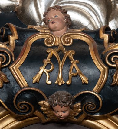 Zdjęcie nr 7: Przyścienna, jednoosiowa i jednokondygnacyjna struktura ołtarza uzyskała kształt nastawy architektonicznej ze zwieńczeniem. Drewniany stipes ołtarzowy przyjął formę leżącego prostopadłościanu podtrzymującego mensę, ustawionego na dwustopniowym podeście. Drewniane antependium ujęto profilowaną ramą z polem udekorowanym monogramem maryjnym w centrum, otoczonym rzeźbionym różańcem przy zewnętrznych krawędziach. Stipes przylega do  trzystrefowego, wysokiego cokołu wspierającego nastawę. Kolejne strefy zostały wydzielone za pomocą poziomych profili. Drugą i trzecią strefę cokołu ozdobiono obramionymi, prostokątnymi płycinami - w drugiej strefie w kształcie stojących prostokątów, a w trzeciej leżących. Kondygnację wsparto na zdwojonych pilastrach o korynckich głowicach, przed którymi ustawiono korynckie kolumny podtrzymujące imposty ze wspartym na nim przerwanym belkowaniem wyłamanym na ich osi. Na belkowaniu widoczne są dwa półkoliste przyczółki z klęczącymi na nich dwoma aniołkami. W kondygnacji pomiędzy pilastrami i kolumnami usytuowano pole obrazowe obramienione profilowaną ramą w kształcie stojącego prostokąta zwieńczonego nadwieszonym łukiem odcinkowym. Rama ujmuje obraz przedstawiający św. Józefa z Dzieciątkiem Jezus. Kondygnację flankują ustawione na cokole retabulum figury św. Dominika i św. Katarzyny ze Sieny. Na osi pola obrazowego w kondygnacji, zawieszono na belkowaniu fantazyjny kartusz z monogramem maryjnym na tle obłoków z uskrzydlonymi główkami anielskimi, powyżej którego w zwieńczeniu retabulum znalazła się promienista gloria z chrystogramem "IHS" otoczonym koliście obłokami. Litery monogramu utworzono z płaskorzeźbionych, złoconych róż w niebieskim polu. W centrum litery "H" na konsolce ukazano w pełnej postaci stojące Dzieciątko Jezusa z rozłożonymi rękami. Struktura ołtarza została pomalowana na czarno, natomiast kolumny, głowice pilastrów, profile architektoniczne oraz glorię i skrzydła aniołków wyzłocono, obłoki w glorii posrebrzono, a pole antependium i glorii pomalowano na niebiesko. Rzeźby świętych dominikańskich, aniołów i Dzieciątka Jezus uzyskały naturalistyczną polichromię.  