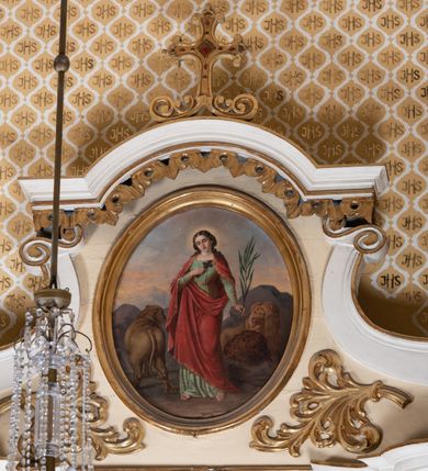 Zdjęcie nr 3: Przyścienny, jednokondygnacyjny ołtarz boczny uzyskał strukturę architektoniczną ze zwieńczeniem. Drewniany stipes ołtarzowy w formie prostopadłościanu, ustawiony na jednostopniowym podeście, podtrzymuję mensę. Jego lico zdobi aplikacja symbolizująca płonące Serce Jezusa w promienistym otoku. Retabulum ustawiono na wysokim dwupoziomowym cokole. Pierwszy poziom tworzy prostopadłościenna struktura dekorowana dwiema płycinami w formie stojącego prostokąta zwieńczona profilowanym gzymsem. Nad drugi poziomie znalazła się przerwana w osi środkowej wklęsło-wypułka strefa cokołowa z płycinami ozdobionymi czworobokami ze stylizowanego ornamentu roślinnego. Wspiera ona flankujące kondygnację dwa pilastry z głowicami wolutowymi o trzonach zdobionych zwisami roślinnymi na wstęgach oraz dwie kolumny z kapitelami kompozytowymi. Podpory podtrzymują belkowanie półkoliście wyłamane na osi pilastrów z rozbudowanym architrawem, powtarzającym układ górnej strefy cokołowej. Po bokach nastawy widoczne są dwa uszaki zredukowane do ażurowej wici roślinnej. Zwieńczenie uzyskało kształt leżącego prostokąta z wklęsłymi bokami przechodzącymi w spływy wolutowe. Wieńczy je gzyms koronujący w kształcie nadwieszonego łuku odcinkowego z podwieszonym ornamentem liściastym. Na gzymsie ustawiono na osi krzyż. W polu kondygnacji umieszczono pole obrazowe w kształcie stojącego prostokąta zamknięte profilowaną ramą z wyobrażeniem Najświętszego Serca Pana Jezusa. Ujmuje go figura św. Jana Kantego i św. Biskupa ustawione na półkoliście wyłamanych fragmentach cokołu. W zwieńczenia umieszczono w owalu obraz św. Tekli. Strukturę polichromowano w kolorze kości słoniowej oraz beżowej, natomiast kolumny, partie ornamentu, profile pozłocono. 