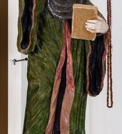 Zdjęcie nr 4: Przyścienny, jednokondygnacyjny ołtarz boczny uzyskał strukturę architektoniczną ze zwieńczeniem. Drewniany stipes ołtarzowy w formie prostopadłościanu, ustawiony na jednostopniowym podeście, podtrzymuję mensę. Jego lico zdobi aplikacja symbolizująca płonące Serce Jezusa w promienistym otoku. Retabulum ustawiono na wysokim dwupoziomowym cokole. Pierwszy poziom tworzy prostopadłościenna struktura dekorowana dwiema płycinami w formie stojącego prostokąta zwieńczona profilowanym gzymsem. Nad drugi poziomie znalazła się przerwana w osi środkowej wklęsło-wypułka strefa cokołowa z płycinami ozdobionymi czworobokami ze stylizowanego ornamentu roślinnego. Wspiera ona flankujące kondygnację dwa pilastry z głowicami wolutowymi o trzonach zdobionych zwisami roślinnymi na wstęgach oraz dwie kolumny z kapitelami kompozytowymi. Podpory podtrzymują belkowanie półkoliście wyłamane na osi pilastrów z rozbudowanym architrawem, powtarzającym układ górnej strefy cokołowej. Po bokach nastawy widoczne są dwa uszaki zredukowane do ażurowej wici roślinnej. Zwieńczenie uzyskało kształt leżącego prostokąta z wklęsłymi bokami przechodzącymi w spływy wolutowe. Wieńczy je gzyms koronujący w kształcie nadwieszonego łuku odcinkowego z podwieszonym ornamentem liściastym. Na gzymsie ustawiono na osi krzyż. W polu kondygnacji umieszczono pole obrazowe w kształcie stojącego prostokąta zamknięte profilowaną ramą z wyobrażeniem Najświętszego Serca Pana Jezusa. Ujmuje go figura św. Jana Kantego i św. Biskupa ustawione na półkoliście wyłamanych fragmentach cokołu. W zwieńczenia umieszczono w owalu obraz św. Tekli. Strukturę polichromowano w kolorze kości słoniowej oraz beżowej, natomiast kolumny, partie ornamentu, profile pozłocono. 