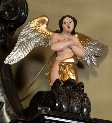 Zdjęcie nr 11: Ołtarz architektoniczny, jednokondygnacyjny ze zwieńczeniem. Mensę ujmują dwa ukośnie ustawione cokoły z wolutami, na których posadowione ukośnie zdwojone pilastry z liściastymi wolutami u podstawy i z liściastymi wolutami w funkcji kapiteli, dźwigających odcinki belkowania. Nad belkowaniem klęczące na wolutach anioły. Zwieńczenie ujęte spływami wolutowymi zakończone fantazyjnymi wolutami z liściem. W centrum ołtarza pole w formie stojącego prostokąta ujęte profilowaną ramą, zwieńczone liściastymi wolutami i rozłożystym kwiatem; w polu obraz z przedstawieniem Matki Boskiej z Dzieciątkiem. W zwieńczeniu pole wpisane w owal, obwiedzione profilowanym obramieniem z wolutami; w polu płaskorzeźba z przedstawieniem św. Józefa z Dzieciątkiem. W dolnej części nastawy inskrypcja: „HOC ALTARE EXSTRUCTUM / A(NNO) D(OMINI) M. DCCC, XXX, VIII. / SUMPTU R(EVERENDI) D(OMINI) ANTONII / GRALEWSKI / CURATI BIELANENSIS. / PER / D(OMINUM) PAULINUM CZEKIERSKI / ARTISTAM”.