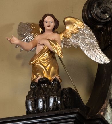 Zdjęcie nr 10: Ołtarz architektoniczny, jednokondygnacyjny ze zwieńczeniem. Mensę ujmują dwa ukośnie ustawione cokoły z wolutami, na których posadowione ukośnie zdwojone pilastry z liściastymi wolutami u podstawy i z liściastymi wolutami w funkcji kapiteli, dźwigających odcinki belkowania. Nad belkowaniem klęczące na wolutach anioły. Zwieńczenie ujęte spływami wolutowymi zakończone fantazyjnymi wolutami z liściem. W centrum ołtarza pole w formie stojącego prostokąta ujęte profilowaną ramą, zwieńczone liściastymi wolutami i rozłożystym kwiatem; w polu obraz z przedstawieniem Matki Boskiej z Dzieciątkiem. W zwieńczeniu pole wpisane w owal, obwiedzione profilowanym obramieniem z wolutami; w polu płaskorzeźba z przedstawieniem św. Józefa z Dzieciątkiem. W dolnej części nastawy inskrypcja: „HOC ALTARE EXSTRUCTUM / A(NNO) D(OMINI) M. DCCC, XXX, VIII. / SUMPTU R(EVERENDI) D(OMINI) ANTONII / GRALEWSKI / CURATI BIELANENSIS. / PER / D(OMINUM) PAULINUM CZEKIERSKI / ARTISTAM”.