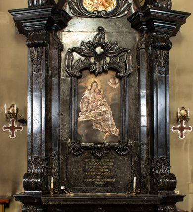 Zdjęcie nr 1: Ołtarz architektoniczny, jednokondygnacyjny ze zwieńczeniem. Mensę ujmują dwa ukośnie ustawione cokoły z wolutami, na których posadowione ukośnie zdwojone pilastry z liściastymi wolutami u podstawy i z liściastymi wolutami w funkcji kapiteli, dźwigających odcinki belkowania. Nad belkowaniem klęczące na wolutach anioły. Zwieńczenie ujęte spływami wolutowymi zakończone fantazyjnymi wolutami z liściem. W centrum ołtarza pole w formie stojącego prostokąta ujęte profilowaną ramą, zwieńczone liściastymi wolutami i rozłożystym kwiatem; w polu obraz z przedstawieniem Matki Boskiej z Dzieciątkiem. W zwieńczeniu pole wpisane w owal, obwiedzione profilowanym obramieniem z wolutami; w polu płaskorzeźba z przedstawieniem św. Józefa z Dzieciątkiem. W dolnej części nastawy inskrypcja: „HOC ALTARE EXSTRUCTUM / A(NNO) D(OMINI) M. DCCC, XXX, VIII. / SUMPTU R(EVERENDI) D(OMINI) ANTONII / GRALEWSKI / CURATI BIELANENSIS. / PER / D(OMINUM) PAULINUM CZEKIERSKI / ARTISTAM”.