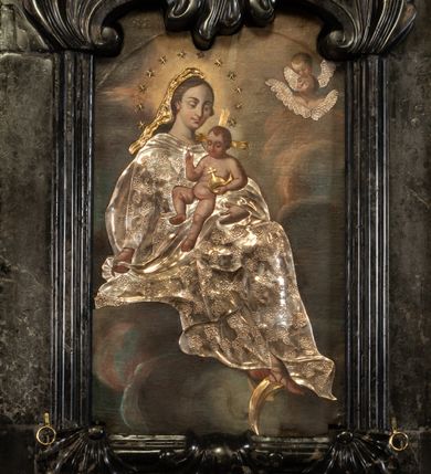 Zdjęcie nr 5: Ołtarz architektoniczny, jednokondygnacyjny ze zwieńczeniem. Mensę ujmują dwa ukośnie ustawione cokoły z wolutami, na których posadowione ukośnie zdwojone pilastry z liściastymi wolutami u podstawy i z liściastymi wolutami w funkcji kapiteli, dźwigających odcinki belkowania. Nad belkowaniem klęczące na wolutach anioły. Zwieńczenie ujęte spływami wolutowymi zakończone fantazyjnymi wolutami z liściem. W centrum ołtarza pole w formie stojącego prostokąta ujęte profilowaną ramą, zwieńczone liściastymi wolutami i rozłożystym kwiatem; w polu obraz z przedstawieniem Matki Boskiej z Dzieciątkiem. W zwieńczeniu pole wpisane w owal, obwiedzione profilowanym obramieniem z wolutami; w polu płaskorzeźba z przedstawieniem św. Józefa z Dzieciątkiem. W dolnej części nastawy inskrypcja: „HOC ALTARE EXSTRUCTUM / A(NNO) D(OMINI) M. DCCC, XXX, VIII. / SUMPTU R(EVERENDI) D(OMINI) ANTONII / GRALEWSKI / CURATI BIELANENSIS. / PER / D(OMINUM) PAULINUM CZEKIERSKI / ARTISTAM”.