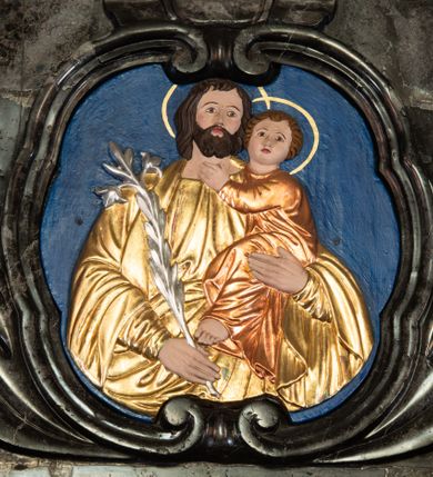 Zdjęcie nr 8: Ołtarz architektoniczny, jednokondygnacyjny ze zwieńczeniem. Mensę ujmują dwa ukośnie ustawione cokoły z wolutami, na których posadowione ukośnie zdwojone pilastry z liściastymi wolutami u podstawy i z liściastymi wolutami w funkcji kapiteli, dźwigających odcinki belkowania. Nad belkowaniem klęczące na wolutach anioły. Zwieńczenie ujęte spływami wolutowymi zakończone fantazyjnymi wolutami z liściem. W centrum ołtarza pole w formie stojącego prostokąta ujęte profilowaną ramą, zwieńczone liściastymi wolutami i rozłożystym kwiatem; w polu obraz z przedstawieniem Matki Boskiej z Dzieciątkiem. W zwieńczeniu pole wpisane w owal, obwiedzione profilowanym obramieniem z wolutami; w polu płaskorzeźba z przedstawieniem św. Józefa z Dzieciątkiem. W dolnej części nastawy inskrypcja: „HOC ALTARE EXSTRUCTUM / A(NNO) D(OMINI) M. DCCC, XXX, VIII. / SUMPTU R(EVERENDI) D(OMINI) ANTONII / GRALEWSKI / CURATI BIELANENSIS. / PER / D(OMINUM) PAULINUM CZEKIERSKI / ARTISTAM”.