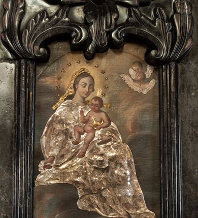 Zdjęcie nr 4: Ołtarz architektoniczny, jednokondygnacyjny ze zwieńczeniem. Mensę ujmują dwa ukośnie ustawione cokoły z wolutami, na których posadowione ukośnie zdwojone pilastry z liściastymi wolutami u podstawy i z liściastymi wolutami w funkcji kapiteli, dźwigających odcinki belkowania. Nad belkowaniem klęczące na wolutach anioły. Zwieńczenie ujęte spływami wolutowymi zakończone fantazyjnymi wolutami z liściem. W centrum ołtarza pole w formie stojącego prostokąta ujęte profilowaną ramą, zwieńczone liściastymi wolutami i rozłożystym kwiatem; w polu obraz z przedstawieniem Matki Boskiej z Dzieciątkiem. W zwieńczeniu pole wpisane w owal, obwiedzione profilowanym obramieniem z wolutami; w polu płaskorzeźba z przedstawieniem św. Józefa z Dzieciątkiem. W dolnej części nastawy inskrypcja: „HOC ALTARE EXSTRUCTUM / A(NNO) D(OMINI) M. DCCC, XXX, VIII. / SUMPTU R(EVERENDI) D(OMINI) ANTONII / GRALEWSKI / CURATI BIELANENSIS. / PER / D(OMINUM) PAULINUM CZEKIERSKI / ARTISTAM”.