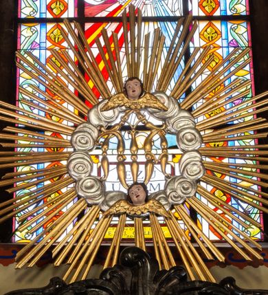 Zdjęcie nr 9: Ołtarz architektoniczny, jednokondygnacyjny ze zwieńczeniem. Mensę ujmują dwa ukośnie ustawione cokoły z wolutami, na których posadowione ukośnie zdwojone pilastry z liściastymi wolutami u podstawy i z liściastymi wolutami w funkcji kapiteli, dźwigających odcinki belkowania. Nad belkowaniem klęczące na wolutach anioły. Zwieńczenie ujęte spływami wolutowymi zakończone fantazyjnymi wolutami z liściem. W centrum ołtarza pole w formie stojącego prostokąta ujęte profilowaną ramą, zwieńczone liściastymi wolutami i rozłożystym kwiatem; w polu obraz z przedstawieniem Matki Boskiej z Dzieciątkiem. W zwieńczeniu pole wpisane w owal, obwiedzione profilowanym obramieniem z wolutami; w polu płaskorzeźba z przedstawieniem św. Józefa z Dzieciątkiem. W dolnej części nastawy inskrypcja: „HOC ALTARE EXSTRUCTUM / A(NNO) D(OMINI) M. DCCC, XXX, VIII. / SUMPTU R(EVERENDI) D(OMINI) ANTONII / GRALEWSKI / CURATI BIELANENSIS. / PER / D(OMINUM) PAULINUM CZEKIERSKI / ARTISTAM”.