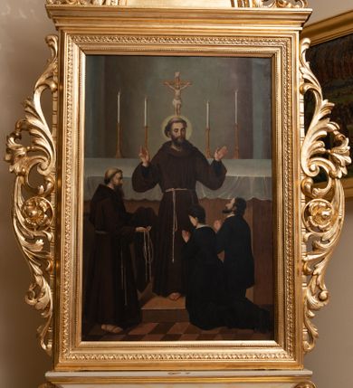 Zdjęcie nr 1: Czworoboczne pole obrazowe w kształcie stojącego prostokąta, ujęte w dekoracyjną ramę ze zwieńczeniem oraz ażurową wicią akantowo-kwiatową po bokach, ustawiono na postumencie w kształcie leżącego prostopadłościanu dekorowanego profilami o wklęsłych bokach z wywiniętym ornamentem roślinnym. Całość przytwierdzonym do prostopadłościennego cokołu, profilowanego i fazowanego, przeprutego po bokach otworami na drążki do noszenia, wspartego na czterech rzeźbionych lwich łapach. Zwieńczenie uzyskało kształt półkolistego pola z krzyżem równoramiennym w otoku w środku, ujętego dekoracyjną ramą otoczoną na zewnątrz ażurowym ornamentem, zakończonego na szczycie krzyżem. Na awersie w polu obrazowym umieszczono obraz z adoracja św. Franciszka z Asyżu. Święty został ukazany frontalnie stojąc w centrum kompozycji na stopniu przed ołtarzem. Obie rozłożone ręce z widocznymi stygmatami ma uniesione w górze. Prawą zdaje się błogosławić klęczącą przed nim parę. Franciszek ma pociągłą twarz o jasnej karnacji z półprzymkniętymi oczami o spojrzeniu skierowanym na klęczących z wydatnym nosem i ustami. Jego głowę otaczają krótkie włosy z wyciętą tonsurą oraz brązową broda. Ubrany jest w brązowy habit franciszkańskie przewiązany w pasie sznurem. Przed nim z prawej strony kompozycji klęczy kobieta z mężczyzną ujęci od tyłu w trzech czwartych w prawo. Oboje mają modlitewnie złożone dłonie. Mężczyzna ma ciemne włosy i zarost, ubrany jest w surdut. Kobieta ma krótko upięte włosy oraz czarną suknię z białym kołnierzykiem. Z lewej strony kompozycji stoi brodaty franciszkanin z tonsurą ujęty w profilu w prawo. W lewej ręce trzyma złożony habit, a w prawej sznur. Za Franciszkiem znajduje się prostopadłościenny ołtarz nakryty białym obrusem z ustawionym na nim krucyfiksem i czterema płonącymi świecami w wysokich lichtarzach. Tło dla ołtarza tworzy szarobeżowa wnęka flankowana dwiema lizenami. Na rewersie wyobrażono Niepokalane Poczęcie Najświętszej Marii Panny. W centrum kompozycji znalazła się wyobrażona w całej postaci w mocnym kontrapoście Madonna stojąca na półksiężycu na obłokach. Maria obie dłonie ma skrzyżowane na piersiach. Jej głowa została ujęta w trzech czwartych w prawo. Jest to młoda dziewczyna o pociągłej twarzy, jasnej karnacji wydatnym nosie i pełnych ustach. Jej spojrzenie uniesionych oczu skierowane jest w górę. Głowę otaczają długie, brązowe włosy spływające na plecy oraz świetlista poświata z dwunastoma gwiazdkami. Niepokalana ubrana jest w białą suknię przewiązaną w talli oraz niebieski płaszcz przerzucony przez lewe ramię, którego poły opadają na obłoki. Ponad głową Marii dwa putta unoszą zamkniętą, złotą koronę. Po jej bokach na rozjaśnionym tle na obłokach wyobrażono dwie pary uskrzydlonych aniołków. Pozostałych pięć aniołków igra pośród obłoków poniżej półksiężyca, na którym wspiera się Maria. 