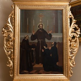 Zdjęcie nr 1: Czworoboczne pole obrazowe w kształcie stojącego prostokąta, ujęte w dekoracyjną ramę ze zwieńczeniem oraz ażurową wicią akantowo-kwiatową po bokach, ustawiono na postumencie w kształcie leżącego prostopadłościanu dekorowanego profilami o wklęsłych bokach z wywiniętym ornamentem roślinnym. Całość przytwierdzonym do prostopadłościennego cokołu, profilowanego i fazowanego, przeprutego po bokach otworami na drążki do noszenia, wspartego na czterech rzeźbionych lwich łapach. Zwieńczenie uzyskało kształt półkolistego pola z krzyżem równoramiennym w otoku w środku, ujętego dekoracyjną ramą otoczoną na zewnątrz ażurowym ornamentem, zakończonego na szczycie krzyżem. Na awersie w polu obrazowym umieszczono obraz z adoracja św. Franciszka z Asyżu. Święty został ukazany frontalnie stojąc w centrum kompozycji na stopniu przed ołtarzem. Obie rozłożone ręce z widocznymi stygmatami ma uniesione w górze. Prawą zdaje się błogosławić klęczącą przed nim parę. Franciszek ma pociągłą twarz o jasnej karnacji z półprzymkniętymi oczami o spojrzeniu skierowanym na klęczących z wydatnym nosem i ustami. Jego głowę otaczają krótkie włosy z wyciętą tonsurą oraz brązową broda. Ubrany jest w brązowy habit franciszkańskie przewiązany w pasie sznurem. Przed nim z prawej strony kompozycji klęczy kobieta z mężczyzną ujęci od tyłu w trzech czwartych w prawo. Oboje mają modlitewnie złożone dłonie. Mężczyzna ma ciemne włosy i zarost, ubrany jest w surdut. Kobieta ma krótko upięte włosy oraz czarną suknię z białym kołnierzykiem. Z lewej strony kompozycji stoi brodaty franciszkanin z tonsurą ujęty w profilu w prawo. W lewej ręce trzyma złożony habit, a w prawej sznur. Za Franciszkiem znajduje się prostopadłościenny ołtarz nakryty białym obrusem z ustawionym na nim krucyfiksem i czterema płonącymi świecami w wysokich lichtarzach. Tło dla ołtarza tworzy szarobeżowa wnęka flankowana dwiema lizenami. Na rewersie wyobrażono Niepokalane Poczęcie Najświętszej Marii Panny. W centrum kompozycji znalazła się wyobrażona w całej postaci w mocnym kontrapoście Madonna stojąca na półksiężycu na obłokach. Maria obie dłonie ma skrzyżowane na piersiach. Jej głowa została ujęta w trzech czwartych w prawo. Jest to młoda dziewczyna o pociągłej twarzy, jasnej karnacji wydatnym nosie i pełnych ustach. Jej spojrzenie uniesionych oczu skierowane jest w górę. Głowę otaczają długie, brązowe włosy spływające na plecy oraz świetlista poświata z dwunastoma gwiazdkami. Niepokalana ubrana jest w białą suknię przewiązaną w talli oraz niebieski płaszcz przerzucony przez lewe ramię, którego poły opadają na obłoki. Ponad głową Marii dwa putta unoszą zamkniętą, złotą koronę. Po jej bokach na rozjaśnionym tle na obłokach wyobrażono dwie pary uskrzydlonych aniołków. Pozostałych pięć aniołków igra pośród obłoków poniżej półksiężyca, na którym wspiera się Maria.