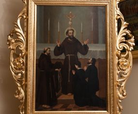 Zdjęcie nr 1: Czworoboczne pole obrazowe w kształcie stojącego prostokąta, ujęte w dekoracyjną ramę ze zwieńczeniem oraz ażurową wicią akantowo-kwiatową po bokach, ustawiono na postumencie w kształcie leżącego prostopadłościanu dekorowanego profilami o wklęsłych bokach z wywiniętym ornamentem roślinnym. Całość przytwierdzonym do prostopadłościennego cokołu, profilowanego i fazowanego, przeprutego po bokach otworami na drążki do noszenia, wspartego na czterech rzeźbionych lwich łapach. Zwieńczenie uzyskało kształt półkolistego pola z krzyżem równoramiennym w otoku w środku, ujętego dekoracyjną ramą otoczoną na zewnątrz ażurowym ornamentem, zakończonego na szczycie krzyżem. Na awersie w polu obrazowym umieszczono obraz z adoracja św. Franciszka z Asyżu. Święty został ukazany frontalnie stojąc w centrum kompozycji na stopniu przed ołtarzem. Obie rozłożone ręce z widocznymi stygmatami ma uniesione w górze. Prawą zdaje się błogosławić klęczącą przed nim parę. Franciszek ma pociągłą twarz o jasnej karnacji z półprzymkniętymi oczami o spojrzeniu skierowanym na klęczących z wydatnym nosem i ustami. Jego głowę otaczają krótkie włosy z wyciętą tonsurą oraz brązową broda. Ubrany jest w brązowy habit franciszkańskie przewiązany w pasie sznurem. Przed nim z prawej strony kompozycji klęczy kobieta z mężczyzną ujęci od tyłu w trzech czwartych w prawo. Oboje mają modlitewnie złożone dłonie. Mężczyzna ma ciemne włosy i zarost, ubrany jest w surdut. Kobieta ma krótko upięte włosy oraz czarną suknię z białym kołnierzykiem. Z lewej strony kompozycji stoi brodaty franciszkanin z tonsurą ujęty w profilu w prawo. W lewej ręce trzyma złożony habit, a w prawej sznur. Za Franciszkiem znajduje się prostopadłościenny ołtarz nakryty białym obrusem z ustawionym na nim krucyfiksem i czterema płonącymi świecami w wysokich lichtarzach. Tło dla ołtarza tworzy szarobeżowa wnęka flankowana dwiema lizenami. Na rewersie wyobrażono Niepokalane Poczęcie Najświętszej Marii Panny. W centrum kompozycji znalazła się wyobrażona w całej postaci w mocnym kontrapoście Madonna stojąca na półksiężycu na obłokach. Maria obie dłonie ma skrzyżowane na piersiach. Jej głowa została ujęta w trzech czwartych w prawo. Jest to młoda dziewczyna o pociągłej twarzy, jasnej karnacji wydatnym nosie i pełnych ustach. Jej spojrzenie uniesionych oczu skierowane jest w górę. Głowę otaczają długie, brązowe włosy spływające na plecy oraz świetlista poświata z dwunastoma gwiazdkami. Niepokalana ubrana jest w białą suknię przewiązaną w talli oraz niebieski płaszcz przerzucony przez lewe ramię, którego poły opadają na obłoki. Ponad głową Marii dwa putta unoszą zamkniętą, złotą koronę. Po jej bokach na rozjaśnionym tle na obłokach wyobrażono dwie pary uskrzydlonych aniołków. Pozostałych pięć aniołków igra pośród obłoków poniżej półksiężyca, na którym wspiera się Maria. 