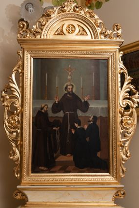 Zdjęcie nr 1: Czworoboczne pole obrazowe w kształcie stojącego prostokąta, ujęte w dekoracyjną ramę ze zwieńczeniem oraz ażurową wicią akantowo-kwiatową po bokach, ustawiono na postumencie w kształcie leżącego prostopadłościanu dekorowanego profilami o wklęsłych bokach z wywiniętym ornamentem roślinnym. Całość przytwierdzonym do prostopadłościennego cokołu, profilowanego i fazowanego, przeprutego po bokach otworami na drążki do noszenia, wspartego na czterech rzeźbionych lwich łapach. Zwieńczenie uzyskało kształt półkolistego pola z krzyżem równoramiennym w otoku w środku, ujętego dekoracyjną ramą otoczoną na zewnątrz ażurowym ornamentem, zakończonego na szczycie krzyżem. Na awersie w polu obrazowym umieszczono obraz z adoracja św. Franciszka z Asyżu. Święty został ukazany frontalnie stojąc w centrum kompozycji na stopniu przed ołtarzem. Obie rozłożone ręce z widocznymi stygmatami ma uniesione w górze. Prawą zdaje się błogosławić klęczącą przed nim parę. Franciszek ma pociągłą twarz o jasnej karnacji z półprzymkniętymi oczami o spojrzeniu skierowanym na klęczących z wydatnym nosem i ustami. Jego głowę otaczają krótkie włosy z wyciętą tonsurą oraz brązową broda. Ubrany jest w brązowy habit franciszkańskie przewiązany w pasie sznurem. Przed nim z prawej strony kompozycji klęczy kobieta z mężczyzną ujęci od tyłu w trzech czwartych w prawo. Oboje mają modlitewnie złożone dłonie. Mężczyzna ma ciemne włosy i zarost, ubrany jest w surdut. Kobieta ma krótko upięte włosy oraz czarną suknię z białym kołnierzykiem. Z lewej strony kompozycji stoi brodaty franciszkanin z tonsurą ujęty w profilu w prawo. W lewej ręce trzyma złożony habit, a w prawej sznur. Za Franciszkiem znajduje się prostopadłościenny ołtarz nakryty białym obrusem z ustawionym na nim krucyfiksem i czterema płonącymi świecami w wysokich lichtarzach. Tło dla ołtarza tworzy szarobeżowa wnęka flankowana dwiema lizenami. Na rewersie wyobrażono Niepokalane Poczęcie Najświętszej Marii Panny. W centrum kompozycji znalazła się wyobrażona w całej postaci w mocnym kontrapoście Madonna stojąca na półksiężycu na obłokach. Maria obie dłonie ma skrzyżowane na piersiach. Jej głowa została ujęta w trzech czwartych w prawo. Jest to młoda dziewczyna o pociągłej twarzy, jasnej karnacji wydatnym nosie i pełnych ustach. Jej spojrzenie uniesionych oczu skierowane jest w górę. Głowę otaczają długie, brązowe włosy spływające na plecy oraz świetlista poświata z dwunastoma gwiazdkami. Niepokalana ubrana jest w białą suknię przewiązaną w talli oraz niebieski płaszcz przerzucony przez lewe ramię, którego poły opadają na obłoki. Ponad głową Marii dwa putta unoszą zamkniętą, złotą koronę. Po jej bokach na rozjaśnionym tle na obłokach wyobrażono dwie pary uskrzydlonych aniołków. Pozostałych pięć aniołków igra pośród obłoków poniżej półksiężyca, na którym wspiera się Maria. 