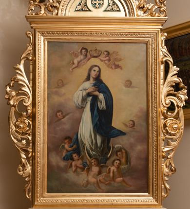 Zdjęcie nr 2: Czworoboczne pole obrazowe w kształcie stojącego prostokąta, ujęte w dekoracyjną ramę ze zwieńczeniem oraz ażurową wicią akantowo-kwiatową po bokach, ustawiono na postumencie w kształcie leżącego prostopadłościanu dekorowanego profilami o wklęsłych bokach z wywiniętym ornamentem roślinnym. Całość przytwierdzonym do prostopadłościennego cokołu, profilowanego i fazowanego, przeprutego po bokach otworami na drążki do noszenia, wspartego na czterech rzeźbionych lwich łapach. Zwieńczenie uzyskało kształt półkolistego pola z krzyżem równoramiennym w otoku w środku, ujętego dekoracyjną ramą otoczoną na zewnątrz ażurowym ornamentem, zakończonego na szczycie krzyżem. Na awersie w polu obrazowym umieszczono obraz z adoracja św. Franciszka z Asyżu. Święty został ukazany frontalnie stojąc w centrum kompozycji na stopniu przed ołtarzem. Obie rozłożone ręce z widocznymi stygmatami ma uniesione w górze. Prawą zdaje się błogosławić klęczącą przed nim parę. Franciszek ma pociągłą twarz o jasnej karnacji z półprzymkniętymi oczami o spojrzeniu skierowanym na klęczących z wydatnym nosem i ustami. Jego głowę otaczają krótkie włosy z wyciętą tonsurą oraz brązową broda. Ubrany jest w brązowy habit franciszkańskie przewiązany w pasie sznurem. Przed nim z prawej strony kompozycji klęczy kobieta z mężczyzną ujęci od tyłu w trzech czwartych w prawo. Oboje mają modlitewnie złożone dłonie. Mężczyzna ma ciemne włosy i zarost, ubrany jest w surdut. Kobieta ma krótko upięte włosy oraz czarną suknię z białym kołnierzykiem. Z lewej strony kompozycji stoi brodaty franciszkanin z tonsurą ujęty w profilu w prawo. W lewej ręce trzyma złożony habit, a w prawej sznur. Za Franciszkiem znajduje się prostopadłościenny ołtarz nakryty białym obrusem z ustawionym na nim krucyfiksem i czterema płonącymi świecami w wysokich lichtarzach. Tło dla ołtarza tworzy szarobeżowa wnęka flankowana dwiema lizenami. Na rewersie wyobrażono Niepokalane Poczęcie Najświętszej Marii Panny. W centrum kompozycji znalazła się wyobrażona w całej postaci w mocnym kontrapoście Madonna stojąca na półksiężycu na obłokach. Maria obie dłonie ma skrzyżowane na piersiach. Jej głowa została ujęta w trzech czwartych w prawo. Jest to młoda dziewczyna o pociągłej twarzy, jasnej karnacji wydatnym nosie i pełnych ustach. Jej spojrzenie uniesionych oczu skierowane jest w górę. Głowę otaczają długie, brązowe włosy spływające na plecy oraz świetlista poświata z dwunastoma gwiazdkami. Niepokalana ubrana jest w białą suknię przewiązaną w talli oraz niebieski płaszcz przerzucony przez lewe ramię, którego poły opadają na obłoki. Ponad głową Marii dwa putta unoszą zamkniętą, złotą koronę. Po jej bokach na rozjaśnionym tle na obłokach wyobrażono dwie pary uskrzydlonych aniołków. Pozostałych pięć aniołków igra pośród obłoków poniżej półksiężyca, na którym wspiera się Maria. 