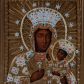 Zdjęcie nr 1: Feretron w typie obrazowym osadzony na niewysokiej, uskokowej podstawie z parą otworów na drążki. Pola obrazowe w kształcie stojących prostokątów ujmuje dekoracyjna rama z rzeźbionym motywem wici winnej latorośli, zwieńczona owalnym medalionem okolonym liśćmi laurowymi z monogramem chrystologicznym na awersie i maryjnym na rewersie. Awers feretronu zajmuje półpostaciowy wizerunek Jezusa w typie Ecce Homo. Jezus zwrócony jest niemal na wprost. Przechyloną, zwróconą nieznacznie w trzech czwartych w prawo głowę charakteryzuje pociągła twarz o delikatnych rysach, długim nosie i krótkim, brązowym zaroście. Długie, falowane włosy opadają na barki. Głowę wieńczy cierniowa korona. Na twarzy, szyi i torsie widoczne są drobne stróżki krwi. Nagą klatkę piersiową Jezusa charakteryzuje rytmiczny układ żeber. Skrzyżowane na wysokości talii, zgięte w łokciach ręce związane są w nadgarstkach sznurem, w prawej dłoni trzyma pojedynczą trzcinę. Na ramiona Jezusa narzucony jest osłaniający biodra płaszcz zdobiony aplikacjami w formie kartuszy z dwoma główkami anielskimi. Niemal całą sylwetkę Jezusa okala promienisty nimb. Elementy takie jak nimb, korona cierniowa, sznur, trzcina i płaszcz są płaskorzeźbione, złocone i srebrzone. 
Rewers feretronu stanowi wizerunek Matki Boskiej Częstochowskiej. Ukazana półpostaciowo, zwrócona frontalnie Maria ma nieznacznie w trzech czwartych w lewo skierowaną głowę. Pociągłą, owalną twarz charakteryzują linearnie opracowane rysy o nieco przymkniętych oczach, długim prostym nosie i niewielkich ustach. Na prawym policzku widoczne dwie, ukośne linie blizn. Maria ubrana jest w suknię i osłaniający jej głowę i sylwetkę płaszcz. Prawą, uniesioną na wysokości klatki piersiowej dłonią o wyprostowanych palcach wskazuje na siedzące na jej lewej ręce Dzieciątko zwrócone w trzech czwartych w prawo. Okrągłą twarz Jezusa charakteryzują rysy dorosłego człowieka, o podobnym do Marii typie fizjonomii. Ubrany jest w długą suknię o trójkątnym dekolcie. Prawą rękę unosi w geście błogosławieństwa, lewą ujmuje trzymaną na kolanach zamkniętą księgę. Karnacje postaci są ciemne, a ich głowy wieńczą korony w typie otwartym, okalają aureole, promieniste nimby oraz wieniec 12 gwiazd. Szaty, korony, nimby, gwiazdy i księga są płaskorzeźbione, złocone i srebrzone. Aplikacje na powierzchni ubiorów oraz dekoracja koron i aureoli naśladuje efekt kameryzacji perłami, koralami, turkusami i bursztynem.         
