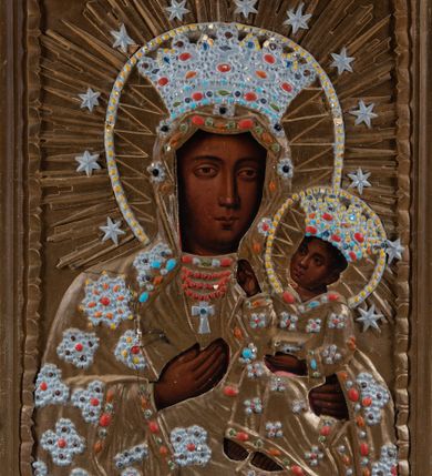 Zdjęcie nr 1: Feretron w typie obrazowym osadzony na niewysokiej, uskokowej podstawie z parą otworów na drążki. Pola obrazowe w kształcie stojących prostokątów ujmuje dekoracyjna rama z rzeźbionym motywem wici winnej latorośli, zwieńczona owalnym medalionem okolonym liśćmi laurowymi z monogramem chrystologicznym na awersie i maryjnym na rewersie. Awers feretronu zajmuje półpostaciowy wizerunek Jezusa w typie Ecce Homo. Jezus zwrócony jest niemal na wprost. Przechyloną, zwróconą nieznacznie w trzech czwartych w prawo głowę charakteryzuje pociągła twarz o delikatnych rysach, długim nosie i krótkim, brązowym zaroście. Długie, falowane włosy opadają na barki. Głowę wieńczy cierniowa korona. Na twarzy, szyi i torsie widoczne są drobne stróżki krwi. Nagą klatkę piersiową Jezusa charakteryzuje rytmiczny układ żeber. Skrzyżowane na wysokości talii, zgięte w łokciach ręce związane są w nadgarstkach sznurem, w prawej dłoni trzyma pojedynczą trzcinę. Na ramiona Jezusa narzucony jest osłaniający biodra płaszcz zdobiony aplikacjami w formie kartuszy z dwoma główkami anielskimi. Niemal całą sylwetkę Jezusa okala promienisty nimb. Elementy takie jak nimb, korona cierniowa, sznur, trzcina i płaszcz są płaskorzeźbione, złocone i srebrzone. 
Rewers feretronu stanowi wizerunek Matki Boskiej Częstochowskiej. Ukazana półpostaciowo, zwrócona frontalnie Maria ma nieznacznie w trzech czwartych w lewo skierowaną głowę. Pociągłą, owalną twarz charakteryzują linearnie opracowane rysy o nieco przymkniętych oczach, długim prostym nosie i niewielkich ustach. Na prawym policzku widoczne dwie, ukośne linie blizn. Maria ubrana jest w suknię i osłaniający jej głowę i sylwetkę płaszcz. Prawą, uniesioną na wysokości klatki piersiowej dłonią o wyprostowanych palcach wskazuje na siedzące na jej lewej ręce Dzieciątko zwrócone w trzech czwartych w prawo. Okrągłą twarz Jezusa charakteryzują rysy dorosłego człowieka, o podobnym do Marii typie fizjonomii. Ubrany jest w długą suknię o trójkątnym dekolcie. Prawą rękę unosi w geście błogosławieństwa, lewą ujmuje trzymaną na kolanach zamkniętą księgę. Karnacje postaci są ciemne, a ich głowy wieńczą korony w typie otwartym, okalają aureole, promieniste nimby oraz wieniec 12 gwiazd. Szaty, korony, nimby, gwiazdy i księga są płaskorzeźbione, złocone i srebrzone. Aplikacje na powierzchni ubiorów oraz dekoracja koron i aureoli naśladuje efekt kameryzacji perłami, koralami, turkusami i bursztynem.         
