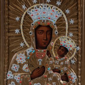 Zdjęcie nr 1: Feretron w typie obrazowym osadzony na niewysokiej, uskokowej podstawie z parą otworów na drążki. Pola obrazowe w kształcie stojących prostokątów ujmuje dekoracyjna rama z rzeźbionym motywem wici winnej latorośli, zwieńczona owalnym medalionem okolonym liśćmi laurowymi z monogramem chrystologicznym na awersie i maryjnym na rewersie. Awers feretronu zajmuje półpostaciowy wizerunek Jezusa w typie Ecce Homo. Jezus zwrócony jest niemal na wprost. Przechyloną, zwróconą nieznacznie w trzech czwartych w prawo głowę charakteryzuje pociągła twarz o delikatnych rysach, długim nosie i krótkim, brązowym zaroście. Długie, falowane włosy opadają na barki. Głowę wieńczy cierniowa korona. Na twarzy, szyi i torsie widoczne są drobne stróżki krwi. Nagą klatkę piersiową Jezusa charakteryzuje rytmiczny układ żeber. Skrzyżowane na wysokości talii, zgięte w łokciach ręce związane są w nadgarstkach sznurem, w prawej dłoni trzyma pojedynczą trzcinę. Na ramiona Jezusa narzucony jest osłaniający biodra płaszcz zdobiony aplikacjami w formie kartuszy z dwoma główkami anielskimi. Niemal całą sylwetkę Jezusa okala promienisty nimb. Elementy takie jak nimb, korona cierniowa, sznur, trzcina i płaszcz są płaskorzeźbione, złocone i srebrzone. 
Rewers feretronu stanowi wizerunek Matki Boskiej Częstochowskiej. Ukazana półpostaciowo, zwrócona frontalnie Maria ma nieznacznie w trzech czwartych w lewo skierowaną głowę. Pociągłą, owalną twarz charakteryzują linearnie opracowane rysy o nieco przymkniętych oczach, długim prostym nosie i niewielkich ustach. Na prawym policzku widoczne dwie, ukośne linie blizn. Maria ubrana jest w suknię i osłaniający jej głowę i sylwetkę płaszcz. Prawą, uniesioną na wysokości klatki piersiowej dłonią o wyprostowanych palcach wskazuje na siedzące na jej lewej ręce Dzieciątko zwrócone w trzech czwartych w prawo. Okrągłą twarz Jezusa charakteryzują rysy dorosłego człowieka, o podobnym do Marii typie fizjonomii. Ubrany jest w długą suknię o trójkątnym dekolcie. Prawą rękę unosi w geście błogosławieństwa, lewą ujmuje trzymaną na kolanach zamkniętą księgę. Karnacje postaci są ciemne, a ich głowy wieńczą korony w typie otwartym, okalają aureole, promieniste nimby oraz wieniec 12 gwiazd. Szaty, korony, nimby, gwiazdy i księga są płaskorzeźbione, złocone i srebrzone. Aplikacje na powierzchni ubiorów oraz dekoracja koron i aureoli naśladuje efekt kameryzacji perłami, koralami, turkusami i bursztynem.         
